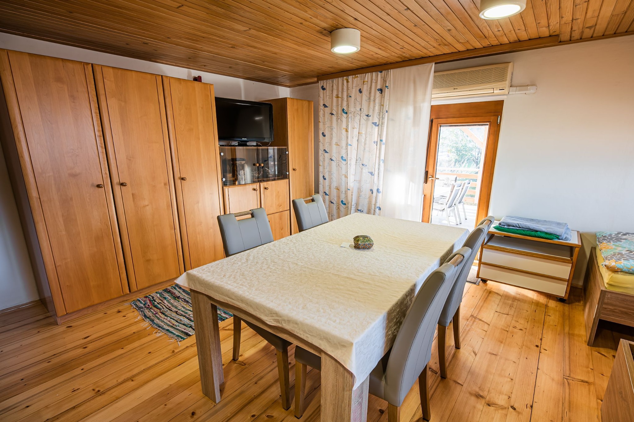 Relaxing Retreat with Hot Tub in Sevnica - Three Bedroom Apartment-Slaapkamer