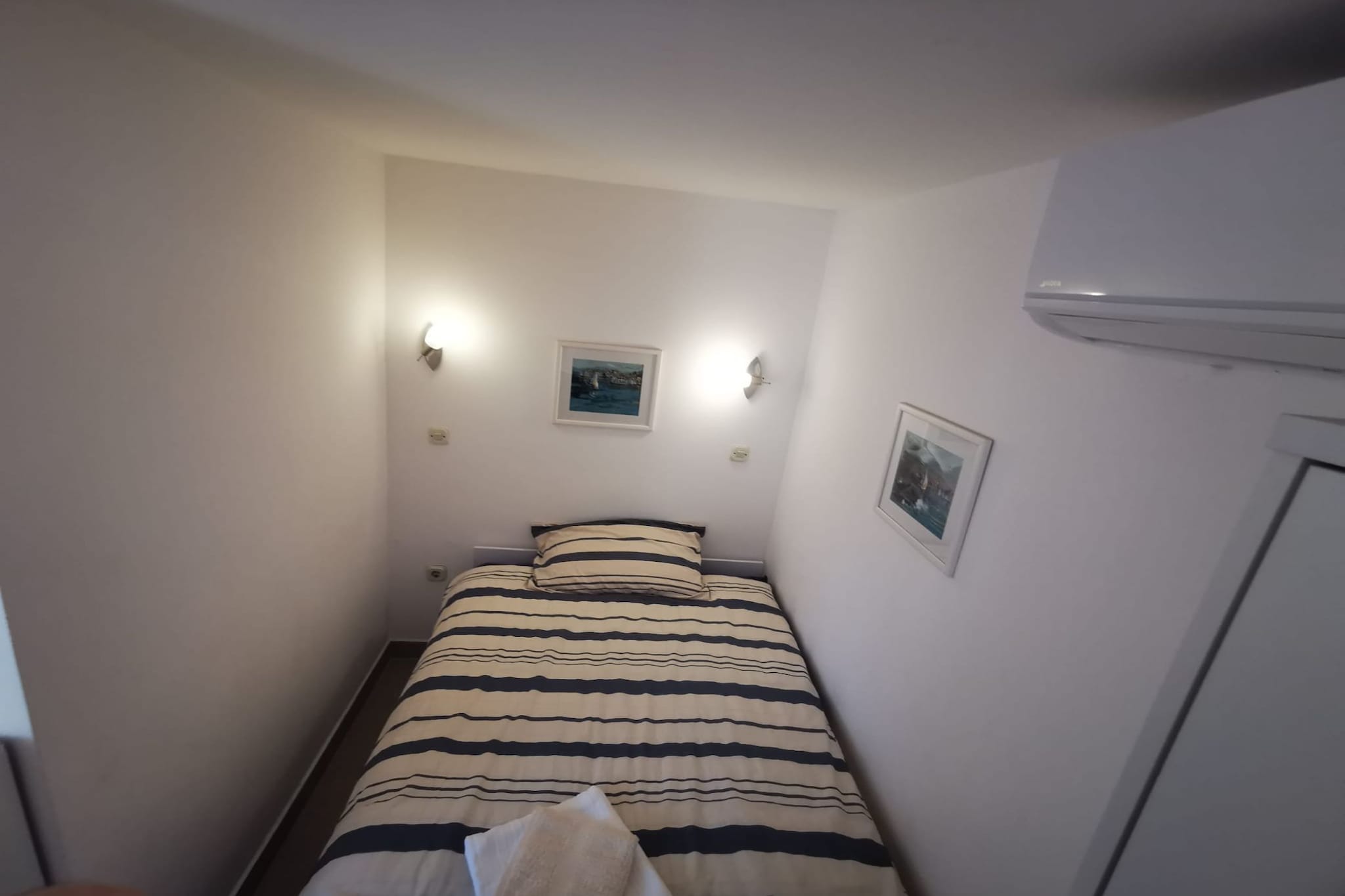 Sea View Holiday Home Umag - Three Bedroom Holiday Home-Slaapkamer