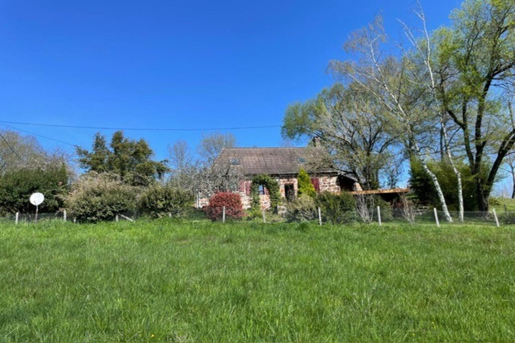 Gîte chaleureux en Corrèze - Jardins en été