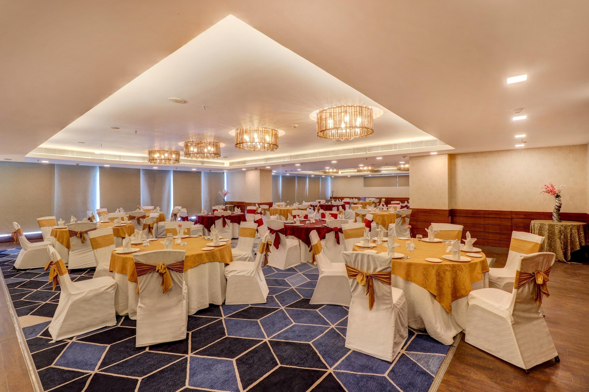 Ground floor: (Kitchen(electric kettle), bedroom(double bed, TV(cable), tumble dryer, air conditioning, iron, telephone), bathroom(bath tub, shower, toilet, hairdryer, Towels incl.), TV, seating area, bathtub or shower, shower, meetings, parties, garden, parking, Laundry Package incl., telephone, shampoo, body soap, hot water, Dedicated workspace)\n\nswimming pool(shared with other guests), lift