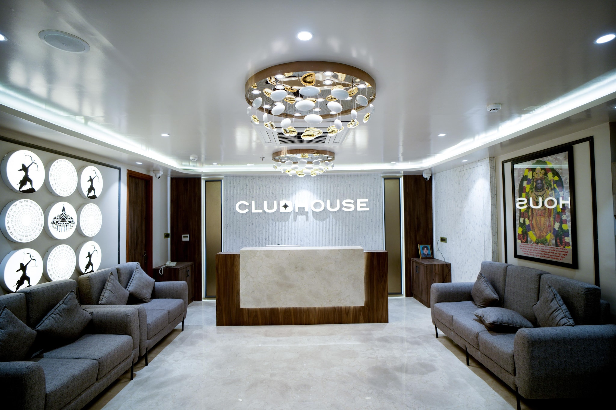 Ground floor: (bedroom(double bed, TV, seating area, electric kettle, air conditioning, telephone, Floor mattress), bathroom(bathtub or shower, shower, washbasin, toilet, Towels incl., shampoo, body soap, hot water), lift)