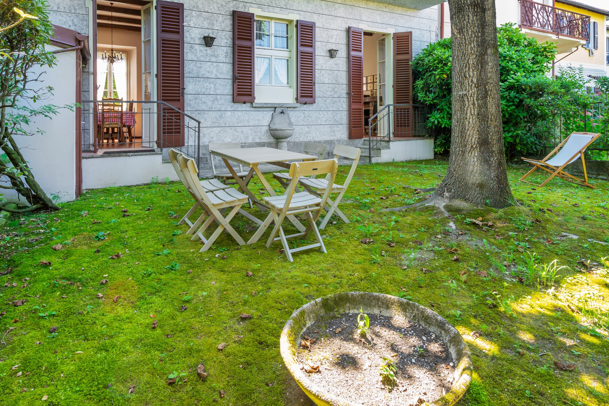 Ground floor: (Living room(TV, fireplace, seating area), dining room(dining table), open kitchen(hob(4 ring stoves, gas), electric kettle, oven, microwave, fridge-freezer, washbasin))\n\nOn the 1st floor: (bedroom(double bed), bedroom(single bed, single bed), bedroom(single bed), bathroom(shower, washbasin, toilet, bidet))\n\nair conditioning, garden, garden furniture