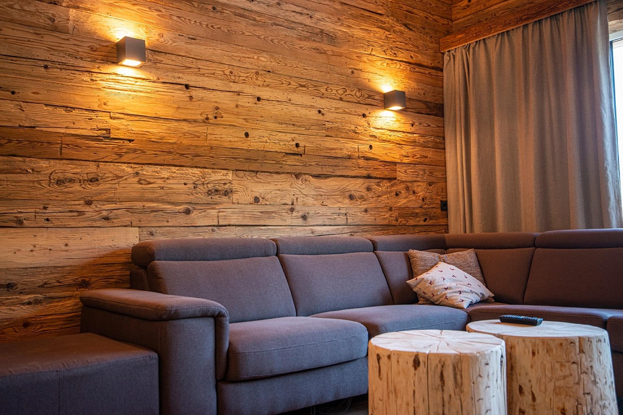 This spacious apartment in Wagrain is perfect for up to six guests, offering three bedrooms, each with a double bed and a TV, ensuring comfort and convenience. The apartment includes two bathrooms, one with a shower and toilet, and the other with a bathtub and toilet.

Nearby attractions include the Flying Mozart cable car for skiing and hiking, the Wasserwelt Wagrain water park, and scenic walking trails. Wagrain's charming village center, with shops, restaurants, and cafÃ©s, is just a short distance away, offering plenty of opportunities for relaxation and entertainment.

The modern, fully equipped kitchen provides everything you need for meal preparation, while the cozy living/dining room features a comfortable sofa and TV for relaxed evenings. The large dining table is ideal for extra guests or family meals. Located on the third floor, the apartment boasts a fantastic view from the balcony, making it a perfect spot to enjoy the surrounding scenery. Unlimited Wi-Fi is available throughout the apartment.