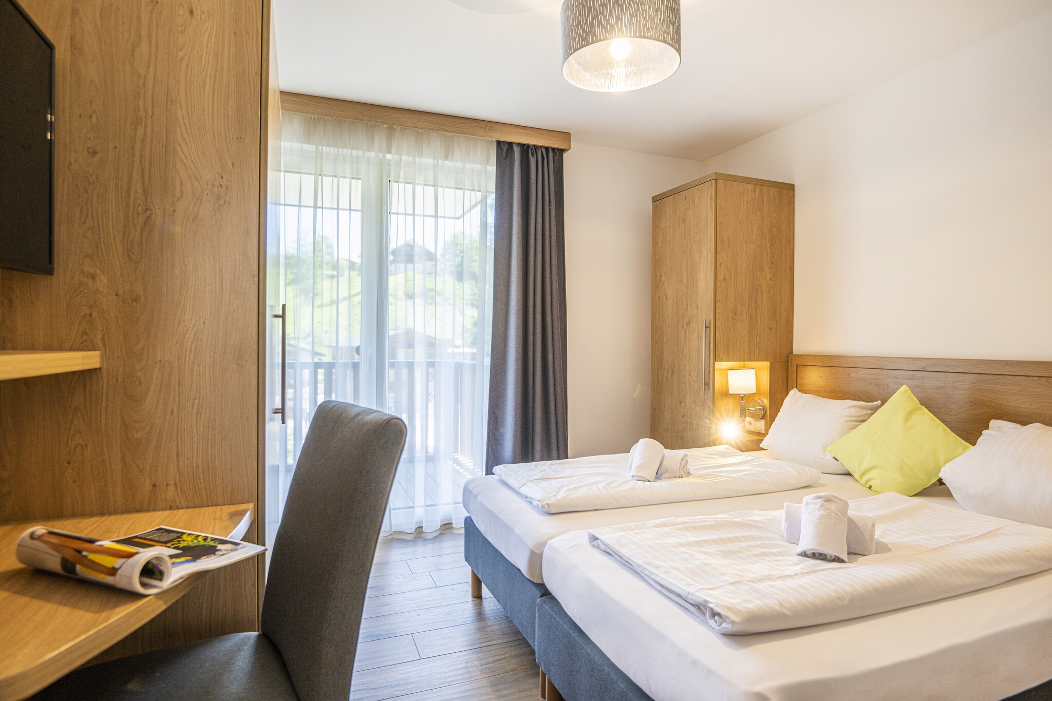 Ground floor: (open kitchen(coffee machine, dishwasher), Living/diningroom(TV, dining table, seating area), bedroom(double bed), bedroom(double bed), bedroom(double bed), bedroom(double bed), bathroom(shower, toilet), bathroom(shower, toilet), bathroom(bath tub, toilet), Internet access)\n\nwashing machine, parking