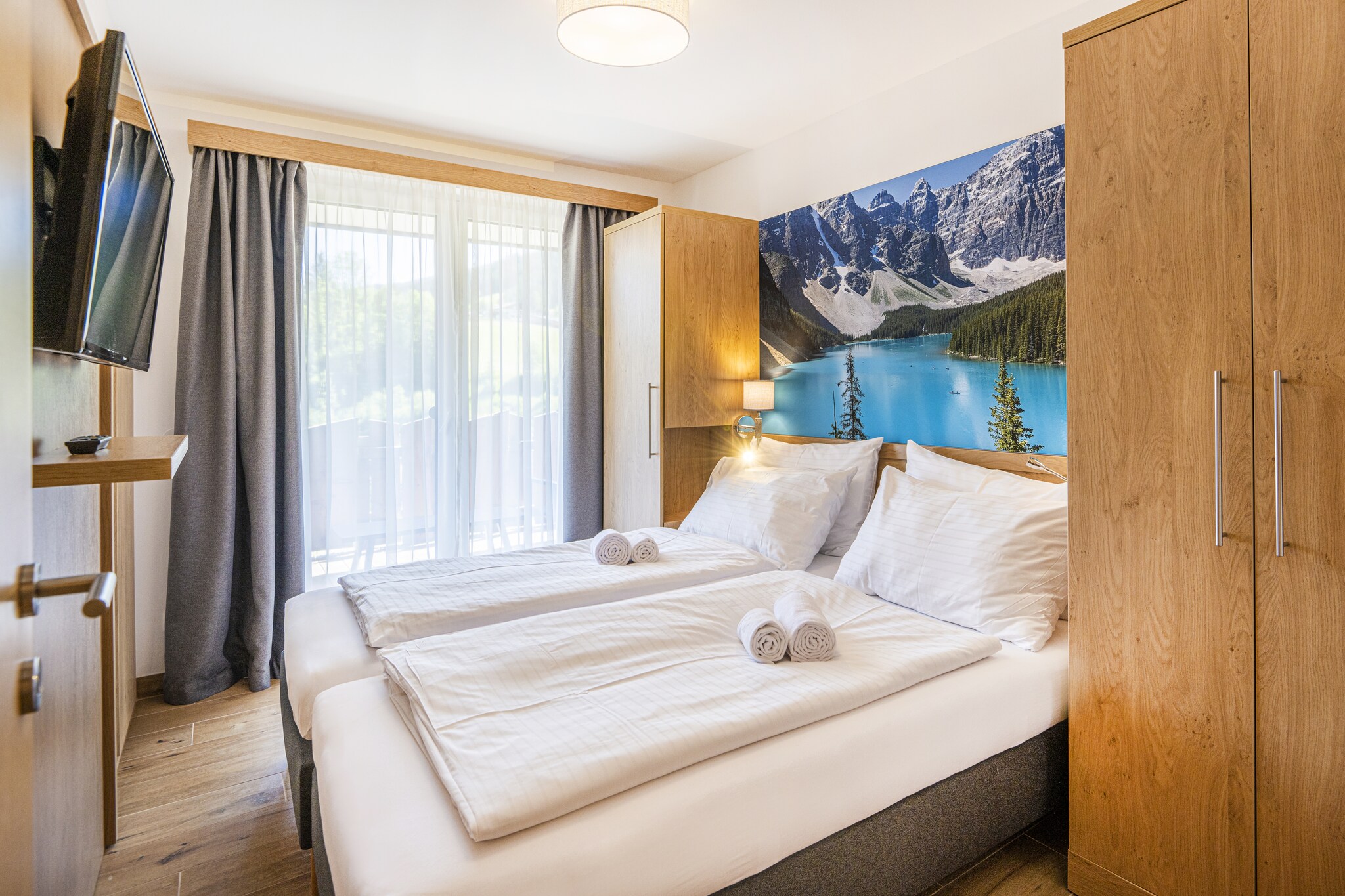 Ground floor: (open kitchen(coffee machine(filter), dishwasher, dishwasher), Living/diningroom(TV, dining table, seating area), bedroom(double bed), bedroom(double bed), bedroom(single sofa bed, double bed), bathroom(shower, toilet), bathroom(shower, toilet), Internet access)\n\ntumble dryer, washing machine, parking, parking