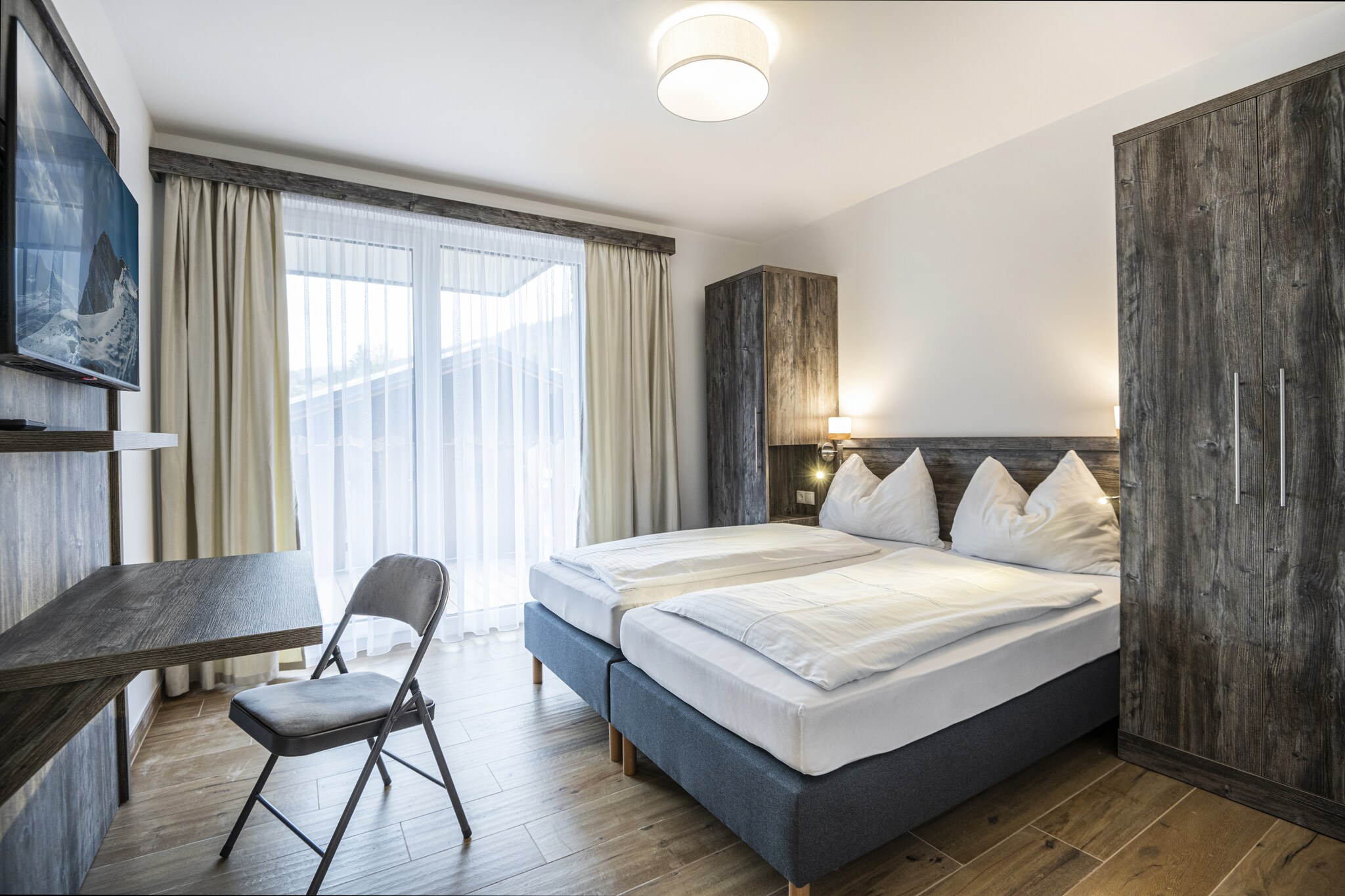 Ground floor: (open kitchen(coffee machine(espresso, filter), dishwasher, dishwasher), Living/diningroom(TV, dining table, seating area), bedroom(double bed), bedroom(double bed), bedroom(double bed), bedroom(double bed), bathroom(shower, toilet), bathroom(shower, toilet), bathroom(bath tub, toilet), bathroom(shower, toilet), toilet(toilet), Internet access)\n\ntumble dryer, washing machine, parking, parking