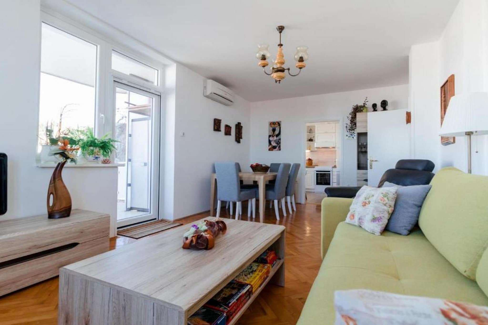 Modern and Spacious Piran Downtown Apartment with Balcony and Sea View - Two Bedroom Apartment with Balcony and Sea View-Woonkamer