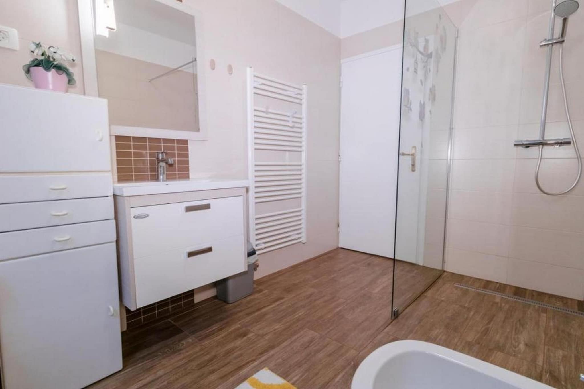 Modern and Spacious Piran Downtown Apartment with Balcony and Sea View - Two Bedroom Apartment with Balcony and Sea View-Badkamer
