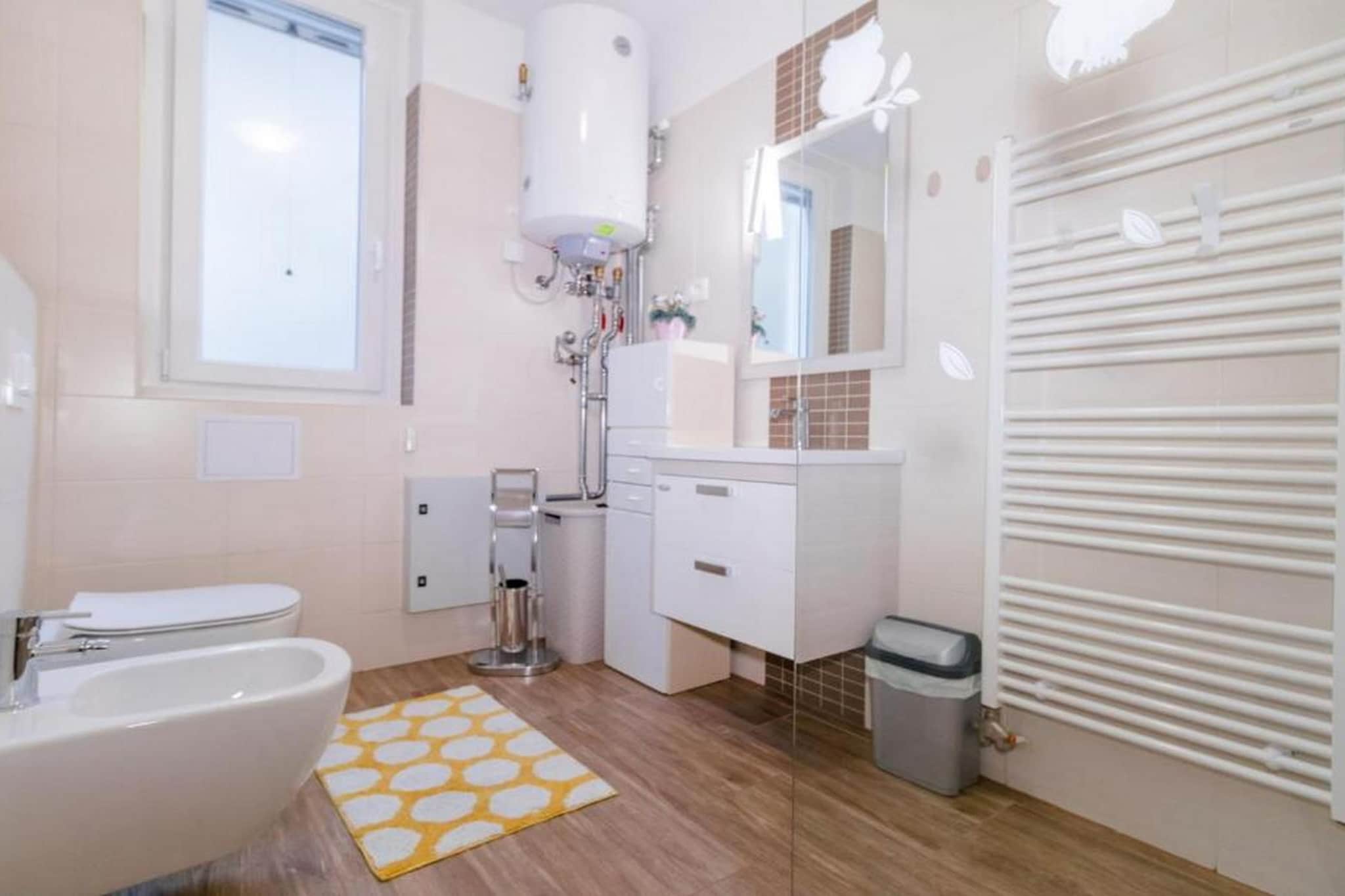 Modern and Spacious Piran Downtown Apartment with Balcony and Sea View - Two Bedroom Apartment with Balcony and Sea View-Badkamer