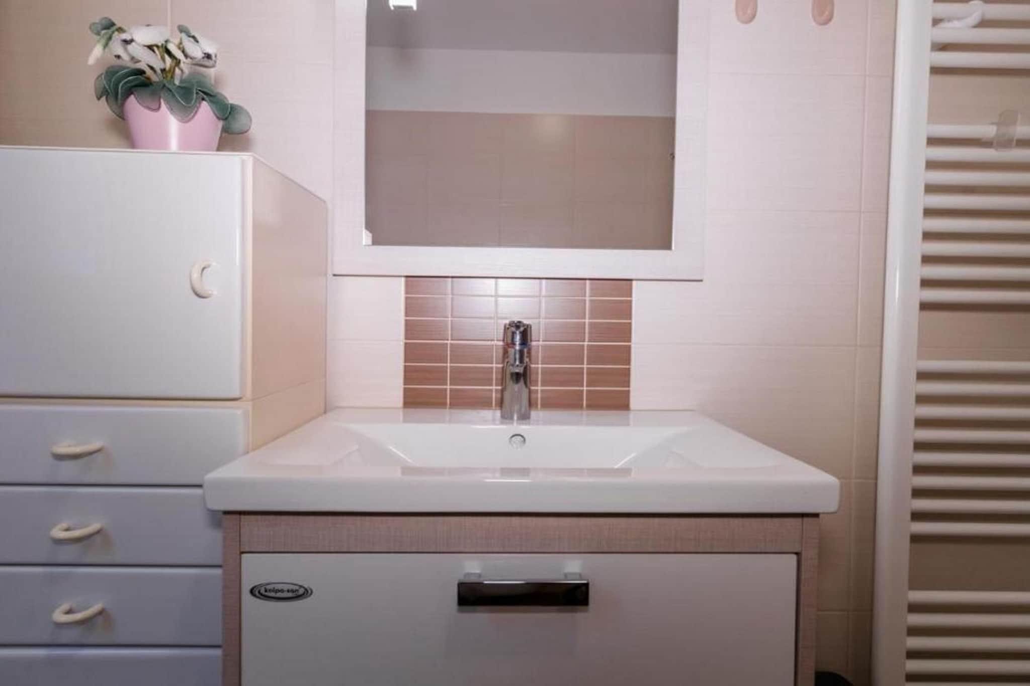 Modern and Spacious Piran Downtown Apartment with Balcony and Sea View - Two Bedroom Apartment with Balcony and Sea View-Badkamer