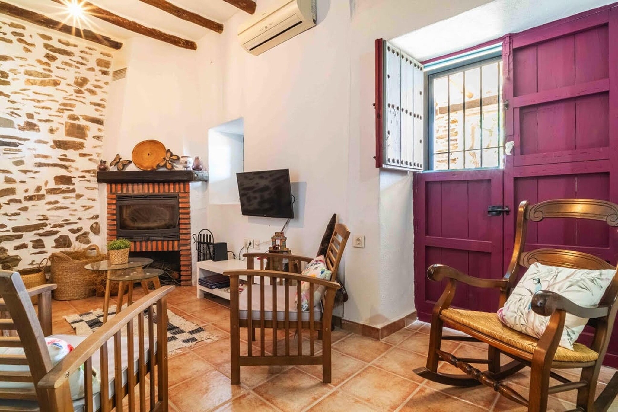 Ground floor: (Entrance(reachable from the outside), Kitchen(hob, toaster, hood, coffee machine, microwave, fridge-freezer), Living/diningroom(single sofa bed, TV(flatscreen), dining table(4 persons), fireplace, seating area, air to air heatpump), bedroom(double bed(135 x 190 cm)), bedroom(single bed(90 x 190 cm), single bed(90 x 190 cm)), Bedroom with bathroom(double bed, shower, washbasin, toilet, hairdryer), bathroom(shower, washbasin, toilet), air conditioning, terrace(private, 20 m2), air to air heatpump)\n\nbar, sun shower, solarium, garden(shared with other guests, illuminated), garden furniture(4 persons), BBQ, parking, deckchairs, parasol, swimming pool(shared with other guests, outside, opened from May upto and including Oct)