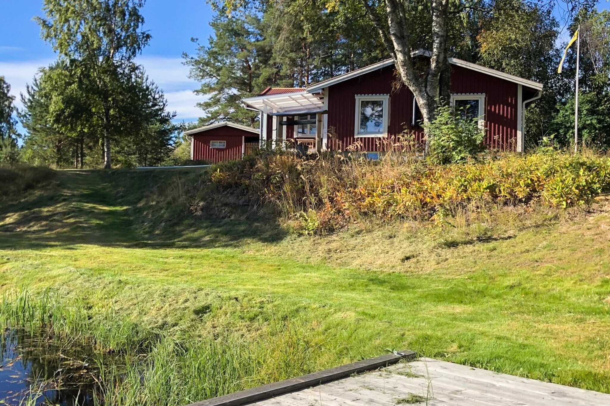 Newly renovated house, lake plot with own jetty. Welcome to LillgatÃ¶ Venjan in the heart of Dalarna with lake plot and own jetty 15 meters below the house. Enjoy summer days in the sun or sit on the balcony and admire the beautiful view of the lake, rent the owner's boat to enjoy Lake Venjan. It is a large plot with lawn in a fantastic Dala environment with scenic surroundings. The house is completely newly renovated with fresh furnishings and everything you need for a pleasant stay during all months of the year. Different experiences and activities depending on which season you visit Dalarna, it is only 6 miles to SÃ¤len. The large kitchen joins the living room and the dining area, here there is a new soapstone wood stove that brightens the evenings with a small fire. There are three bedrooms, one with a bunk bed, in the second bedroom there are two single beds, and in the third room there is a double bed. Bathroom with shower and wc. There are two balconies to the house, a slightly smaller one with a roof and morning sun and a larger balcony with a roof at the front. In the beautiful and wilderness-like parish there is plenty to do and experience, outdoor activities such as hiking, cycling, skiing, and why not canoe in all the beautiful lakes. Fishing is very popular, you can buy a fishing license in the I-fiske app. Dalarna's medieval shack culture, cultural events and crafts are also big. In Venjan, you can also cycle on the marked MTB trails, and for those who like dirt road cycling, Venjan is a paradise. There are plenty of dirt roads around the village. Canoe or kayak in LitterÃ¥n, VanÃ¥n or Lake VenjansjÃ¶n. Venjan has plenty of fishing water with streams, rivers, lakes and ponds. On days that are best suited for indoor activities, it might be nice to try Venjan's activity house with bowling and aerial shooting. Two nice hikes in the Venjan region are the KrÃ¤ggaholmsleden and the trail towards Ã…sen/Ã…sklitten. Within a couple of hours' drive and a pleasant day trip there are many of the classic tourist destinations and sights of the Dalarna and Siljan area, such as Dalahest production in NusnÃ¤s, ZorngÃ¥rden in Mora, the Carnivore Park in Orsa GrÃ¶nklitt, Leksand Sommarland and RÃ¤ttvik with summer tobogganing, LÃ¥ngbryggan and music experiences in Dalhalla. In Mora, about 45 kilometers from the cottage, you will find all services and well-stocked shops as well as restaurants of various kinds. The promenade in the middle of Mora has many attractions. The area around Siljan is beautiful to visit in all seasons of the year. Welcome to Dalarna up close!