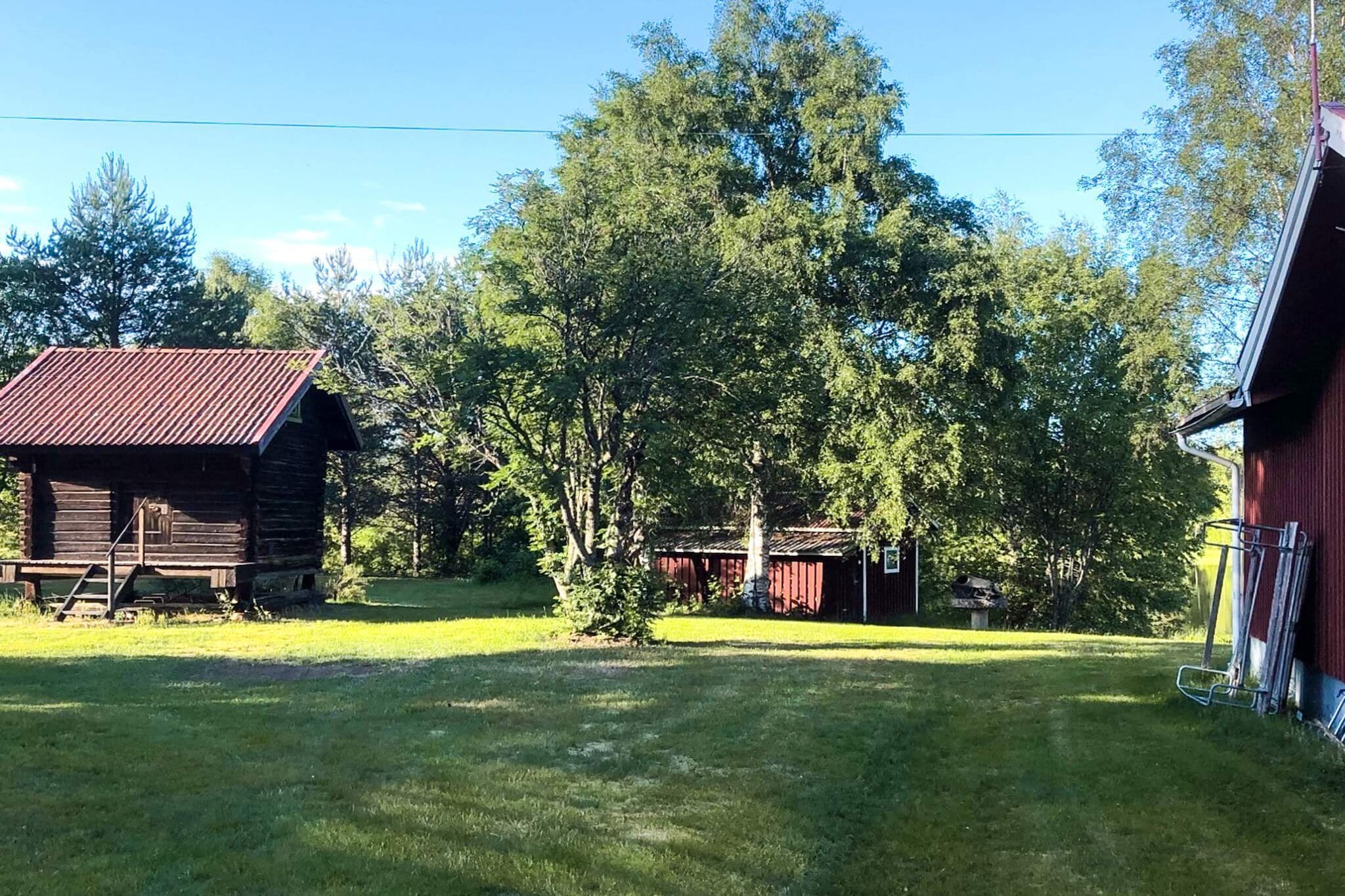 Kitchen(stove(induction), coffee machine, microwave, dishwasher, fridge-freezer), Living/bed room(TV(swedish TV channels)), bedroom(2x bunk bed), bedroom(2x single bed), bedroom(double bed), bathroom(washbasin, shower, toilet), balcony, balcony, heating(electric), parking, air to air heatpump