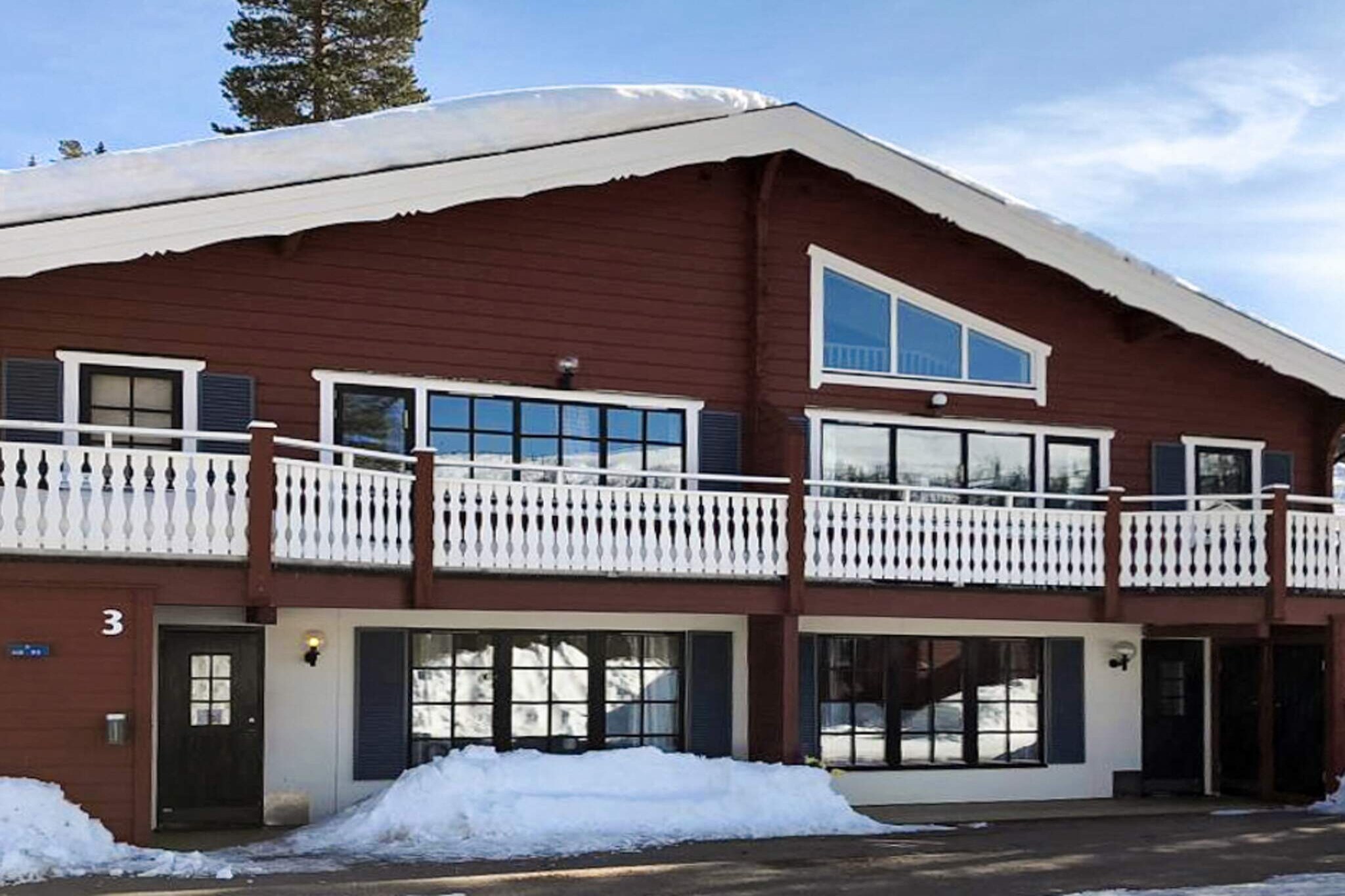 Welcome to RÃ¶da Byn, which is located in TandÃ¥dalen, the Ski in - Ski out sun lift goes down in the cabin area and it is 12 meters to the lift from the cabin. The apartment is on the ground floor with a balcony, 6+1 beds, living room with kitchen area and TV with 1.2.4 channels, two bedrooms, a shower, a WC, and a sauna. The kitchen has a stove with oven, fridge, freezer, microwave and coffee maker. Bedroom one has two bunk beds, bedroom two a family bed with a 140 cm wide lower shelf. There are drying cabinets and ski storage. TandÃ¥dalen has an impressive range of slopes for all skill levels, from green slopes for beginners to black pistes for experienced skiers. In total, TandÃ¥dalen has over 60 runs, making it one of the most extensive ski areas in Scandinavia. There are also many ski tracks and hiking trails for those who don't want to go downhill. For snowboarders and freestyle skiers, TandÃ¥dalen offers several snowparks, including TandÃ¥dalen Big Air and TandÃ¥dalen Park, which are two of Scandinavia's most popular snowparks. Here you will find a wide range of jumps and other features suitable for all levels, from beginners to professionals. In addition, TandÃ¥dalen has several off-piste areas to explore. Walking distance to a wide range of restaurants and cafes, from fast food and pizzerias to high class restaurants. In addition, there are several shops, including sports shops and grocery stores, as well as spa and wellness facilities for those who want to relax after a day on the slopes. In addition to skiing and snowboarding, TandÃ¥dalen offers a wide range of other winter activities, such as dog sledding, ice fishing, snowshoeing and snowmobile tours. In the summer, the area turns into an oasis with activities such as hiking, mountain biking, fishing and boat trips. TandÃ¥dalen is known for being an excellent destination for families with children, with a wide range of activities and facilities for children. There are several children's areas, including a special area for children learning to ski, as well as child-friendly restaurants and accommodation options. Enjoy wonderful days with family and friends with lots of experiences in beautiful natural surroundings, winter and summer