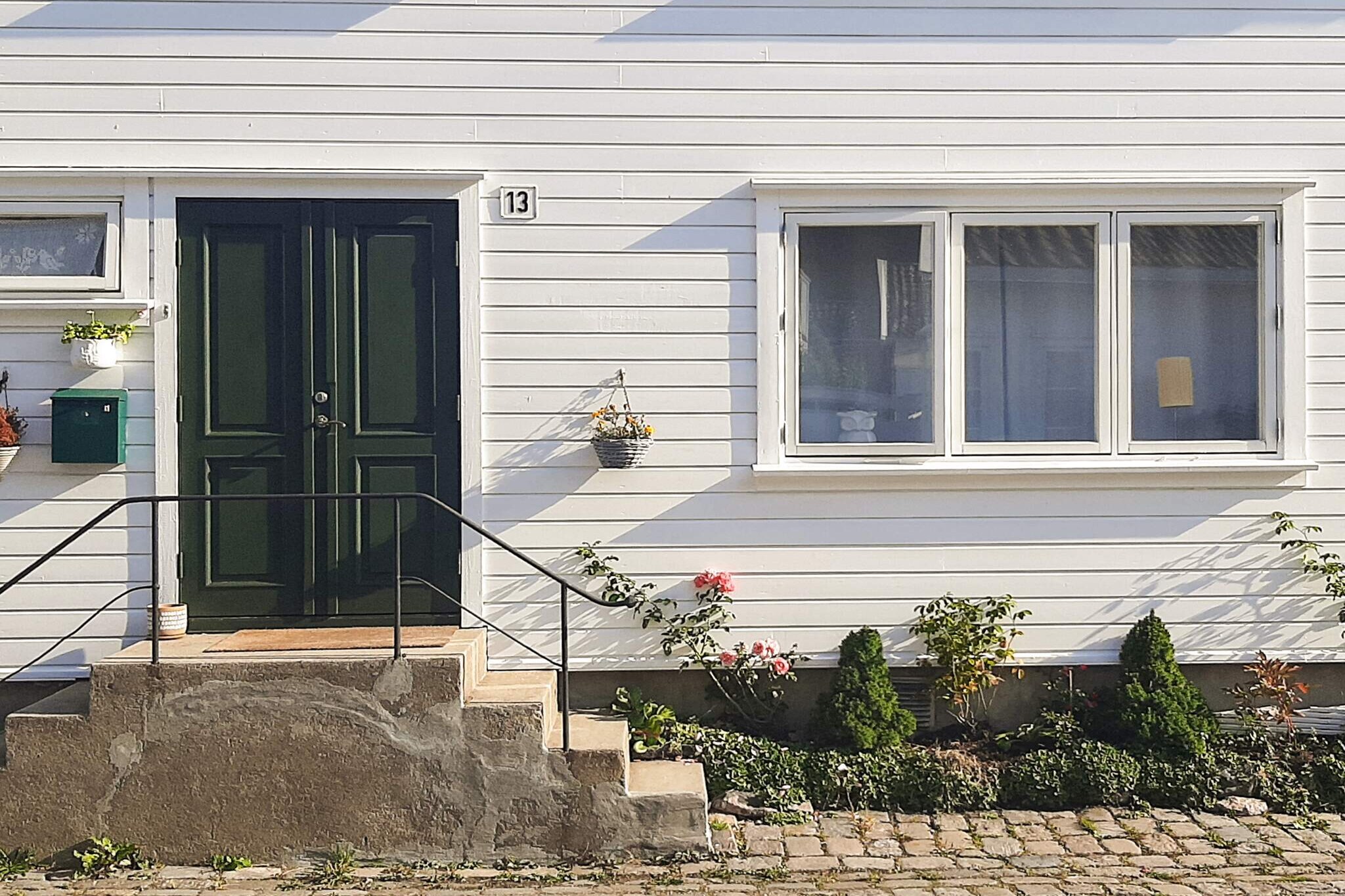 Charming holiday home in the center of Mandal, Norway's southernmost town with small cozy wooden houses and cobbled streets. The holiday home has 2 floors. On the ground floor there are 4 bedrooms, a bathroom and a small kitchenette. On the first floor you will find a large, pleasant living room in combination with a kitchen and dining room. Pleasant furnishings. TV with Norwegian channels. The kitchen was renovated in 1990 and the bathroom in 2010. Outside, there is a pleasant patio with garden furniture. Due to the old wooden buildings in the area, it is not allowed to light a barbecue. Guests need to bring their own linen. The holiday house is only 100 meters from the heart of cozy Mandal center with its many facilities such as cultural center, niche shops, Furulunden, restaurants and cafes. Not far from the beach, e.g. Sea sand with 800 m of sandy beach. In Mandal, you can take pleasant walks through the streets or have a picnic in the city's beautiful park, Skriverhaven. Nearby there is also a playground for the little ones and an indoor swimming pool. A visit to Ryvingen lighthouse is also a nice trip. Free parking in Emanuel Vigelandsvei, otherwise zoned parking. Garbage needs to be emptied into a container in Grensegata, 100 meters from the house. In the holiday home, you will find brochures with information about sights in the immediate area and in Lindesnes/Kristiansand.