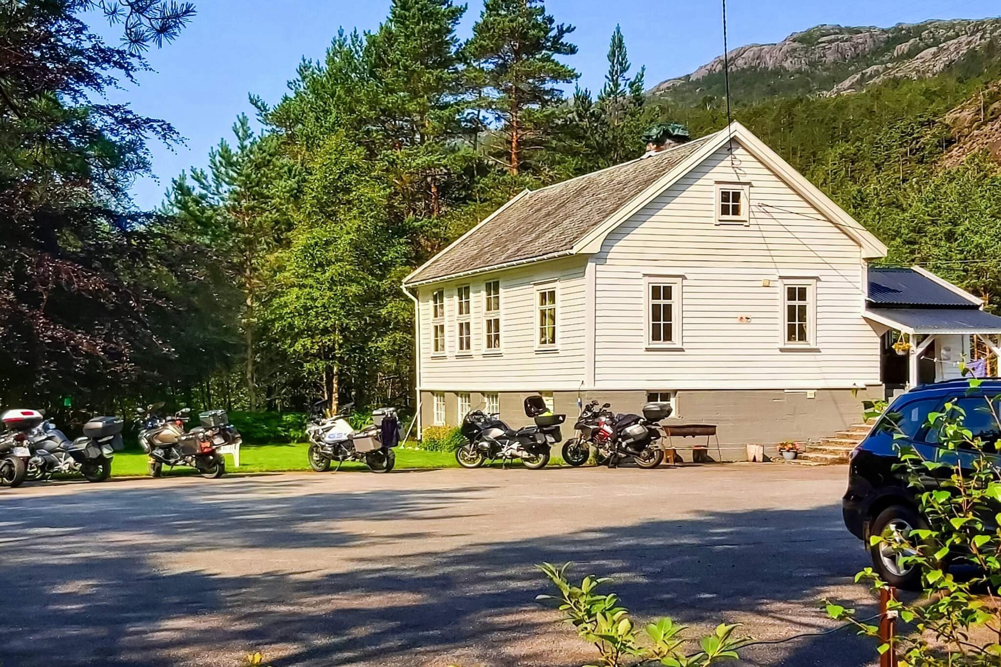 Spacious holiday home in Songesand, one of many gems in Ryfylke. Former campsite with main house and annex and lots of space both in and outdoors for the extended family. The holiday home sleeps 5 people in the main house, divided into four bunk beds and one single bed. In the annex, there are 3 bedrooms that sleep 8 people in total. The kitchen is in the main house, but in the annex, you will also find a hob, coffee maker and fridge. The standard is simple and nostalgic. In the basement of the main building there is a small kiosk with information about the area as well as goods such as ice cream, soft drinks etc. and tel. no. to the landlord you can call for purchase. In the basement, there is also a bathroom with WC and shower in addition to a bathroom with WC and shower cubicle on the ground floor. On the property there is a barbecue hut with an outdoor grill. Good swimming opportunities in a pool in the nearby river and in the fjord. The area offers countless hiking opportunities and activities such as e.g. guided seal safari or fishing trips on the Lysefjorden, FlÃ¸rli with the world's longest wooden staircase (4444 steps), boat to Lysebotn and trip to Kjerag. The holiday house is a good starting point for a trip to Prekestolen, or Bakken GÃ¥rd with a lovely view of Prekestolen. Guided tours and fishing trips offered by the landlord who lives nearby. In the area, you can experience nature both on land and sea, and livestock such as sheep as well as animals such as deer, roe deer, foxes and hares. We recommend that you follow the road description and not GPS.