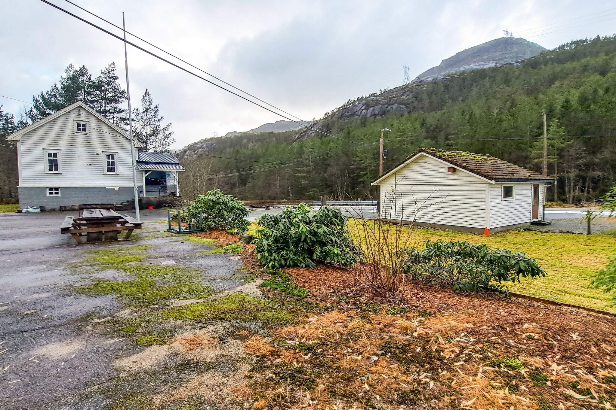 Annex: (8x bunk bed)\n\nInternet Access DSL, open kitchen(cooker(electric), hood, coffee machine(filter), waffle iron, microwave, fridge, freezer(1-59L), washing machine, high chair), Living/bed room(30 m2)(TV, DVD player), bedroom(single bed, 4x bunk bed, cot), bathroom(washbasin, shower, toilet), bathroom(bathtub or shower, washbasin, toilet), heating(electric), garden furniture, parking