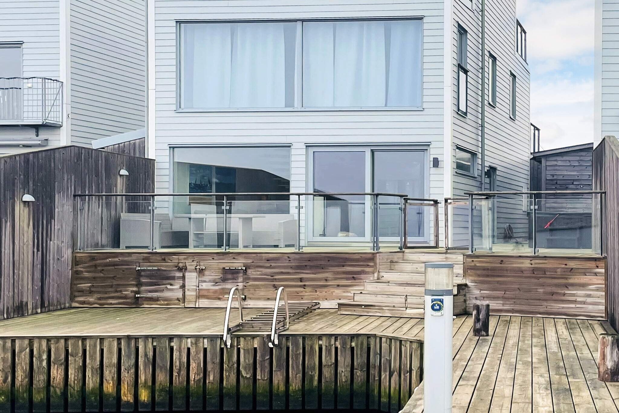 Dream house with its own jetty - fantastic location in Bleket on idyllic southern Tjörn! Welcome to a luxurious three-level house that accommodates up to 6 people and offers generous areas for the entire traveling party. The house is right on the water and has its own jetty with two bathing ladders – ideal for swimming and relaxing. On the ground floor, there is a bright, open-plan layout with a kitchen and living room with access to a patio by the quayside. Here there are two bathing ladders from the own jetty for a cooling dip. On this floor there is also a bathroom with shower, wc, wash basin and washing machine. The second floor has three bedrooms - one with a double bed and two with single beds - and a bathroom with wc, wash basin and bathtub/shower. From the balcony you enjoy fresh sea air. Upstairs there is a cozy family room with a simple kitchenette, for preparing breakfast, for example. A bedroom with a double bed and a bathroom with toilet, sink and shower. There are two balconies on this floor. The outdoor environment offers balconies in front and on the side of the house and an outdoor hot tub for up to 4 people - perfect for relaxation regardless of the season. A small sandy beach is 50 meters away and bathing ladders are available at the jetty. (Important not to swim out into the fairway from the jetty!) Charging posts for electric cars are 20 meters from the house. Next to the accommodation (approx. 100m) construction of a high-rise building is underway, which may periodically cause some disturbances. Restaurants such as Salt & Sill are within walking distance and the convenience store at Klädesholmen offers the essentials. You can easily make larger purchases in Skärhamn and then take the opportunity to check out the Nordic Watercolor Museum. In Pilane National Park there is a sculpture park. Klädesholmen is incredibly beautiful and there is a lot to do for those who want to experience nice little villages and beautiful places. Welcome to a relaxing holiday by the sea!