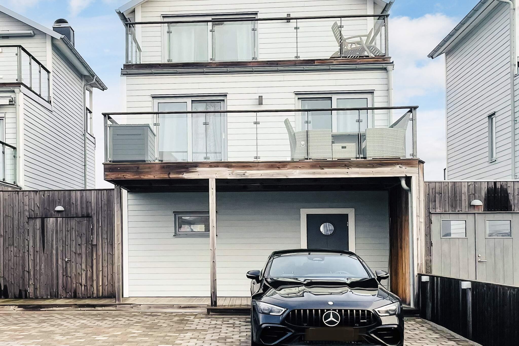 Internet Access DSL, Living room(microwave, fridge), Kitchen(cooker(electric), coffee machine, microwave, dishwasher, fridge-freezer), Living/bed room, bedroom(double bed), bedroom(single bed), bedroom(single bed), bedroom(double bed), bathroom(washbasin, shower, toilet, washing machine), bathroom(bath tub, washbasin, toilet), bathroom(washbasin, shower, toilet), Bubble bath(outside, heated, 4 persons), terrace, parking