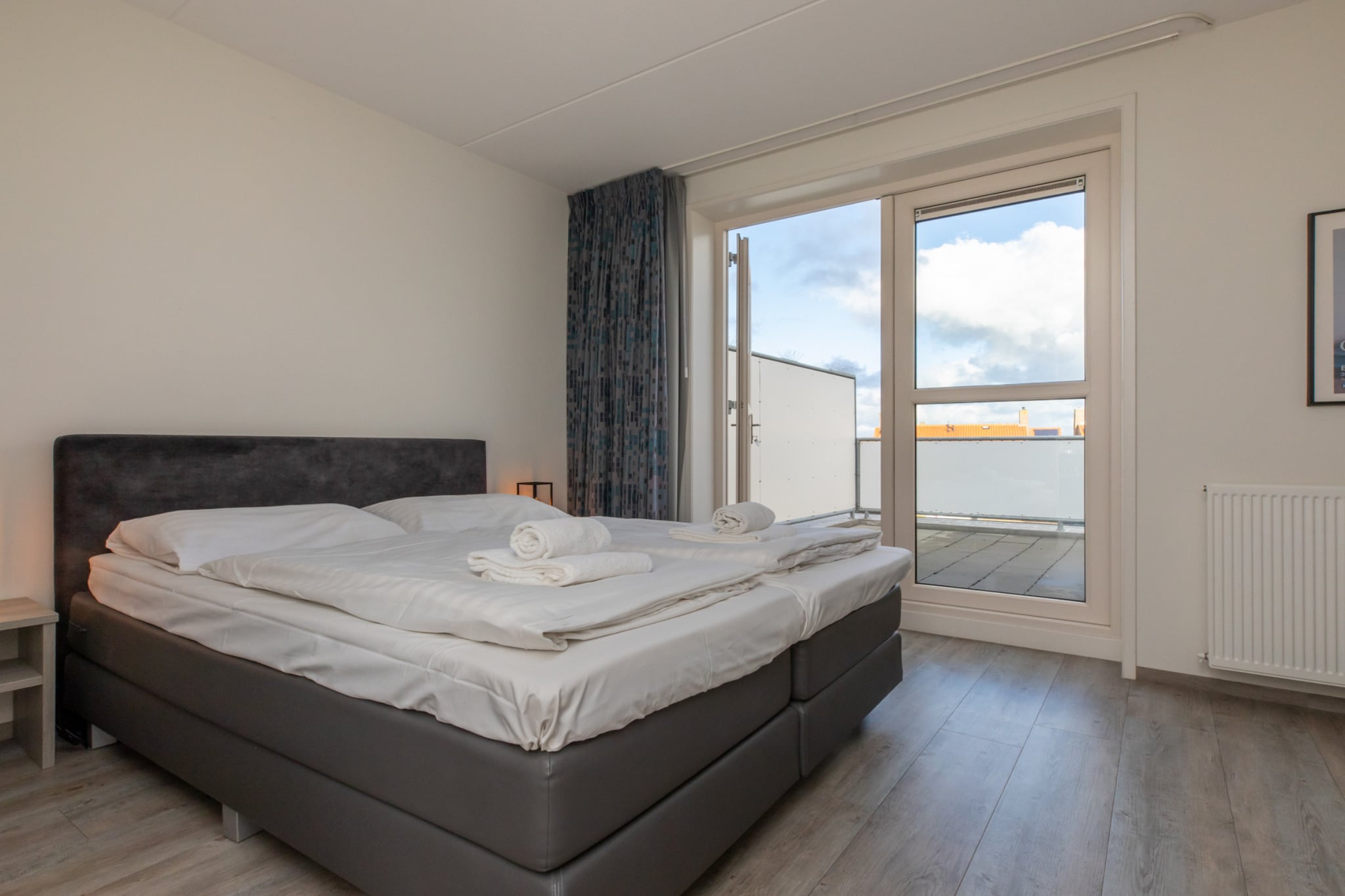 On the 1st floor: (Living room(TV, seating area), Kitchen(toaster, oven, combination microwave, dishwasher, fridge, dishes and cutlery, Coffee), bedroom(double bed), bathroom(shower, washbasin), toilet(toilet))\n\nroof terrace, parking