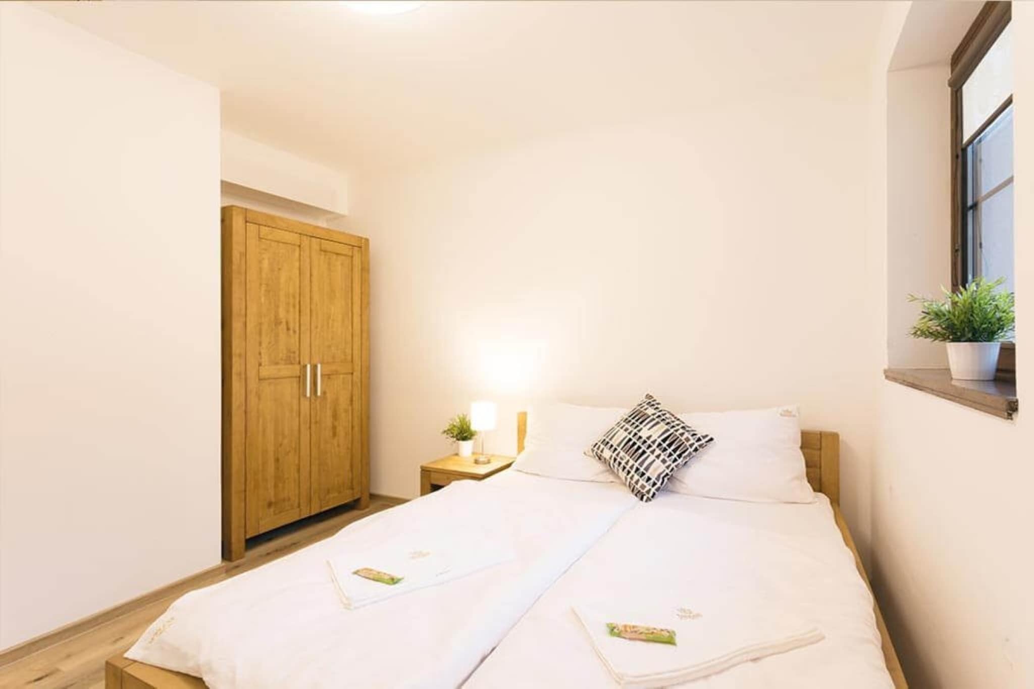 Ground floor: (Living room(Sofa, TV(satellite), dining table, fireplace, seating area), Kitchen(hob(ceramic), electric kettle, toaster, coffee machine, microwave, dishwasher, fridge, freezer, dishes and cutlery), bedroom(Bed Linen, Wardrobe, double bed), bedroom(Bed Linen, Wardrobe, single bed, single bed), bathroom(shower, washbasin, hairdryer), Internet access)\n\nInternet access, garden, garden furniture, BBQ, parking, hairdryer