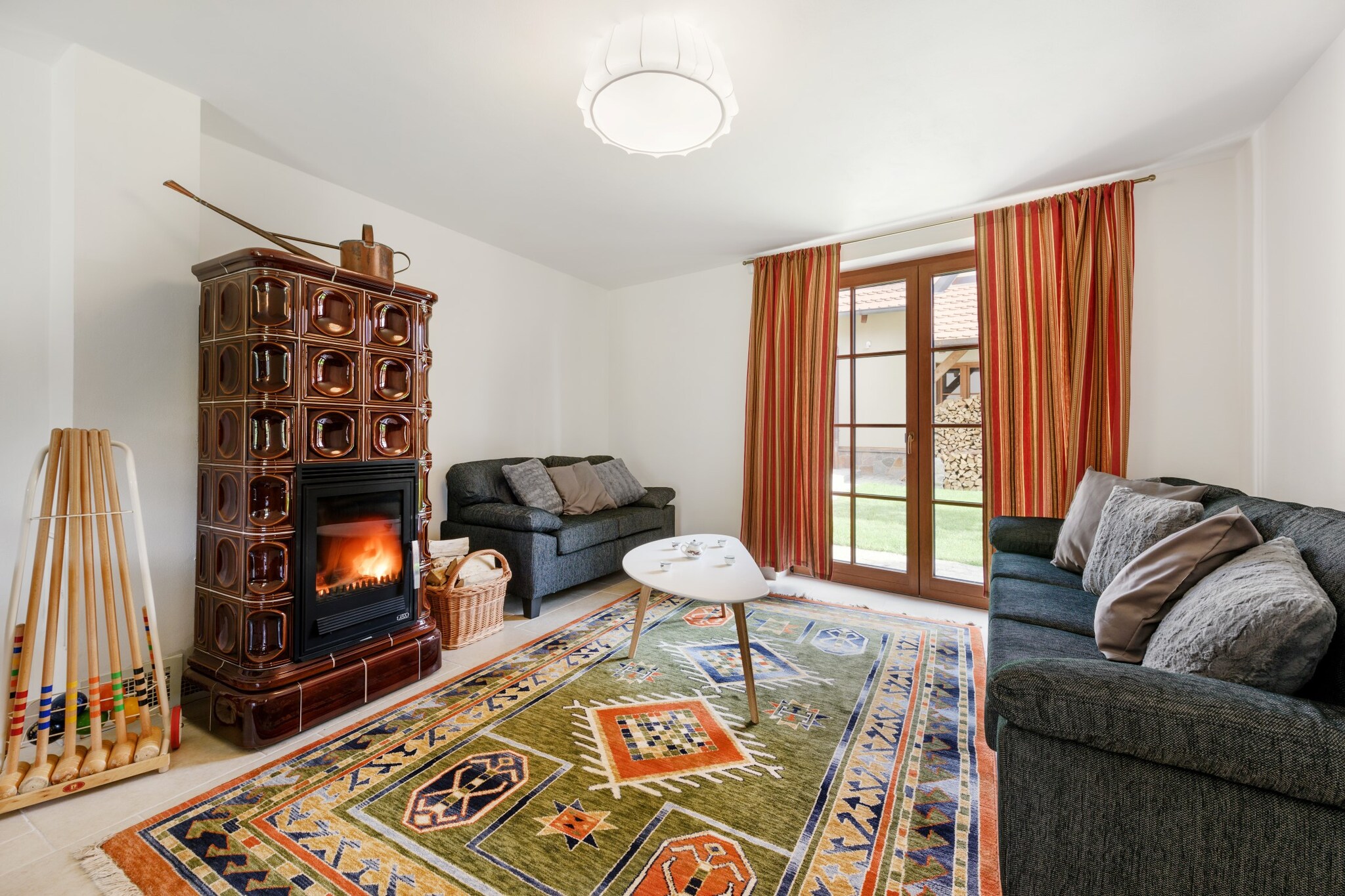 This luxurious holiday villa in VarvaÅ¾ov offers the perfect blend of comfort and elegance for families or large groups of up to 10 people. With a spacious 150 mÂ² living area, the villa features four beautifully furnished bedrooms and three modern bathrooms. The fully equipped kitchen, including a refrigerator, freezer, oven, microwave, dishwasher, and coffee maker, ensures that meal preparation is effortless. Guests can unwind in the cozy living room with a TV or enjoy a game night. Additionally, the washing machine adds convenience for longer stays, making this villa a home away from home.

Set on a large plot in a rural, child-friendly environment, this villa offers plenty of space for outdoor activities. Children can enjoy running around while adults prepare meals on the terrace barbecue, all while enjoying a refreshing drink and the peaceful surroundings. The region of South Bohemia provides plenty of options for activities, from swimming in nearby aqua parks and golfing to exploring the natural beauty of the area. In the summer, consider a relaxing boat trip on the Vltava River or visiting the stunning Zamek OrlÃ­k castle. During winter, the region is a popular destination for winter sports enthusiasts.

The villa offers the ideal setting for creating unforgettable holiday memories in the Czech Republic. Whether youâ€™re seeking adventure, relaxation, or family fun, this luxurious home and its picturesque environment provide the perfect backdrop. Please note that the rental price is exclusive of electricity costs, ensuring that your stay is both comfortable and affordable.