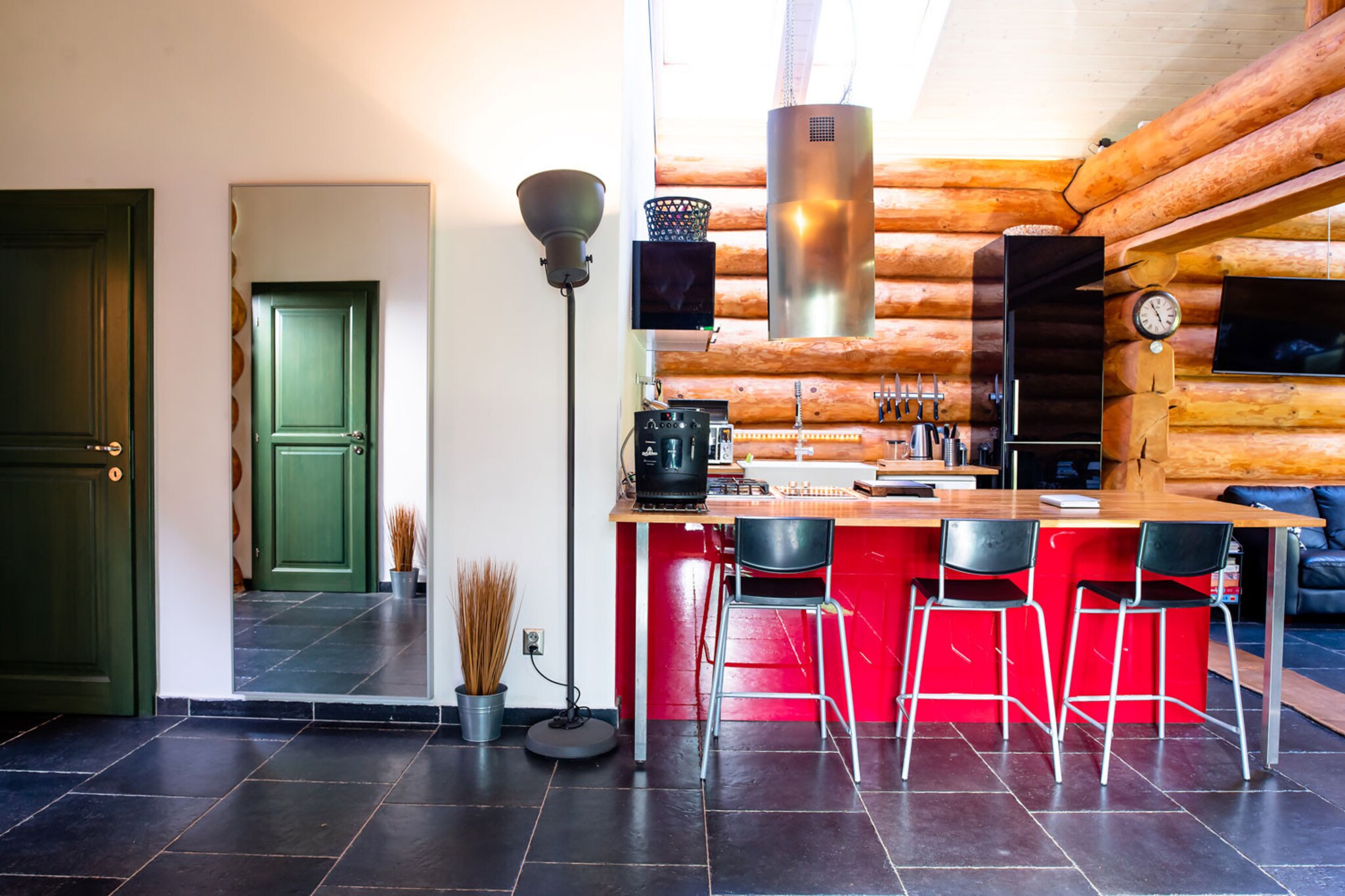 The Log Haus in Lomnice nad Popelkou offers a cozy and modern retreat for up to 6 guests, with a layout designed for 4 adults and 2 children. With a total area of 130 m², this villa blends the warmth of wood with panoramic garden views through its floor-to-ceiling windows. Located on the edge of the Giant Mountains and near the Bohemian Paradise, it’s a perfect escape for nature lovers, climbers, and cyclists. The villa’s unique atmosphere, characterized by the special wooden aroma, creates a peaceful environment for relaxation.
Inside, the villa features two comfortable bedrooms and a well-equipped bathroom with a shower, providing a comfortable stay for all. The kitchen includes modern appliances like a fridge, freezer, microwave, dishwasher, kettle, and coffee maker, making meal preparation a joy. The spacious living room is equipped with a TV for cozy evenings, and when the weather is nice, guests can enjoy the garden and BBQ area for outdoor relaxation. In the evening, a campfire adds a special touch to the atmosphere.
The Log Haus is ideally situated to explore the surrounding area, with plenty of activities for both summer and winter. The Koupaliste Lomnice nad Popelkou Water Park, 3 km away, is perfect for cooling off, and the Golf Club Semily, 13 km away, offers a chance to enjoy a round of golf. For those who love hiking, the nearby Chko Ceský Ráj is a must-see, offering beautiful rocks and forests.