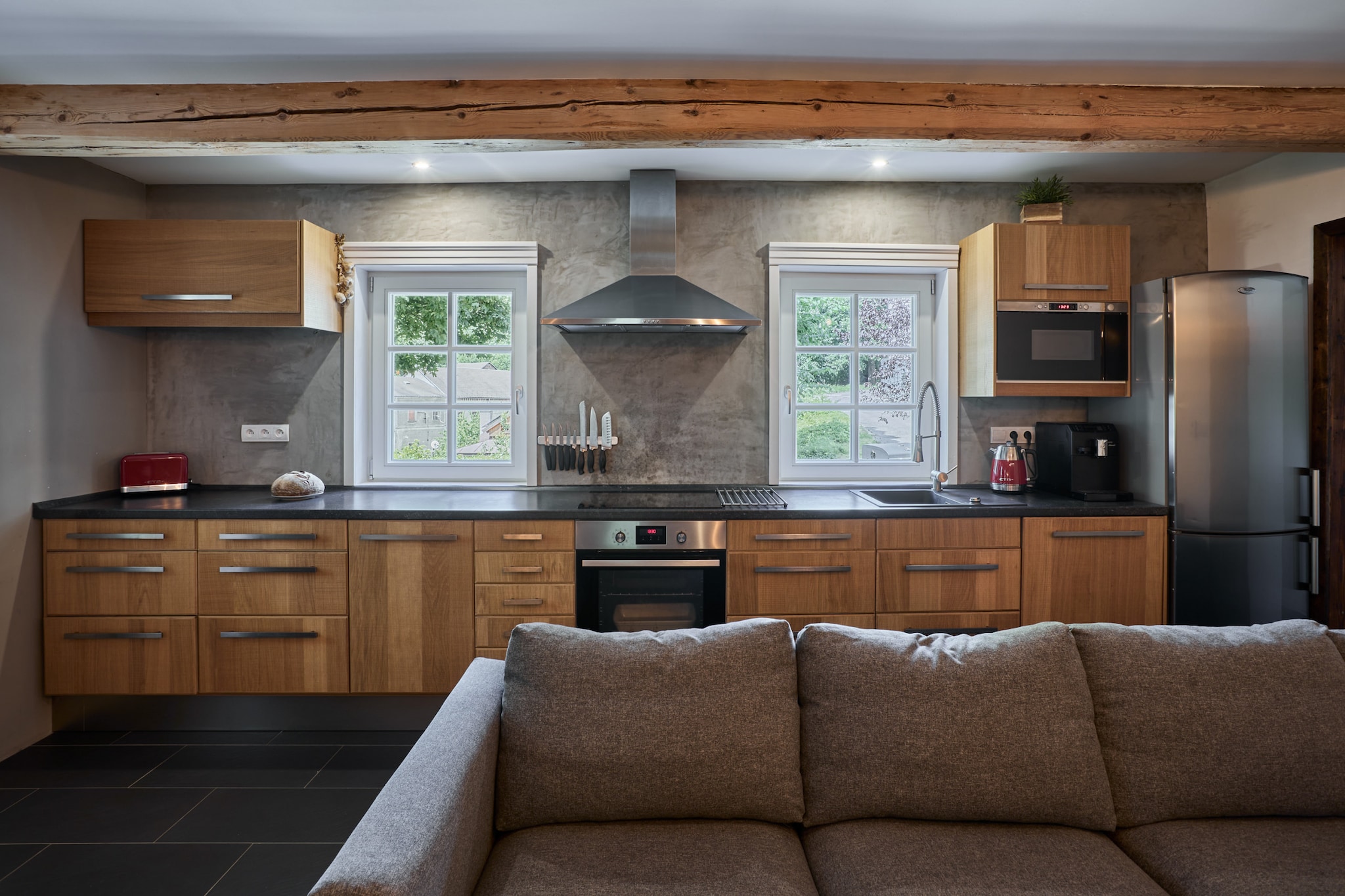 Ground floor: (open kitchen(hob(induction), electric kettle, toaster, coffee machine, oven, microwave, dishwasher, fridge, freezer), Living/diningroom(TV, dining table, stove, seating area), bedroom(single bed, single bed, double bed), bedroom(single bed, single bed, double bed), bedroom(single bed, single bed, double bed), bathroom(bath tub, washbasin, toilet), toilet(washbasin, toilet), Internet access)\n\ngrill, heating(central), terrace(terrace(40 m2)), garden, garden furniture, parking, tennis court