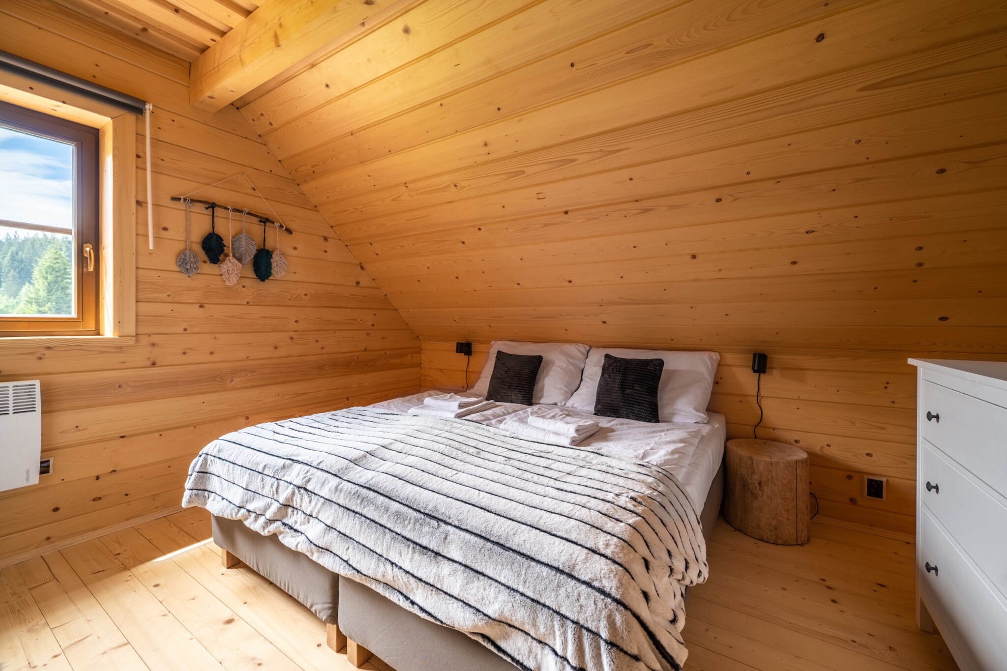 Living room(TV, dining table, fireplace, seating area), Kitchen(hob(ceramic), electric kettle, toaster, coffee machine, oven, microwave, dishwasher, fridge, freezer, high chair, Food processor), bedroom(double bed), bedroom(double bed), bedroom(double bed), bedroom(double bed), bedroom(single bed, single bed, double bed), bedroom(single bed, single bed, double bed), bathroom(shower, washbasin, toilet), bathroom(shower, washbasin, toilet), guest toilet, guest toilet, Internet access, grill, tumble dryer, washing machine, heating(central), terrace, garden, garden furniture, parking (paying)