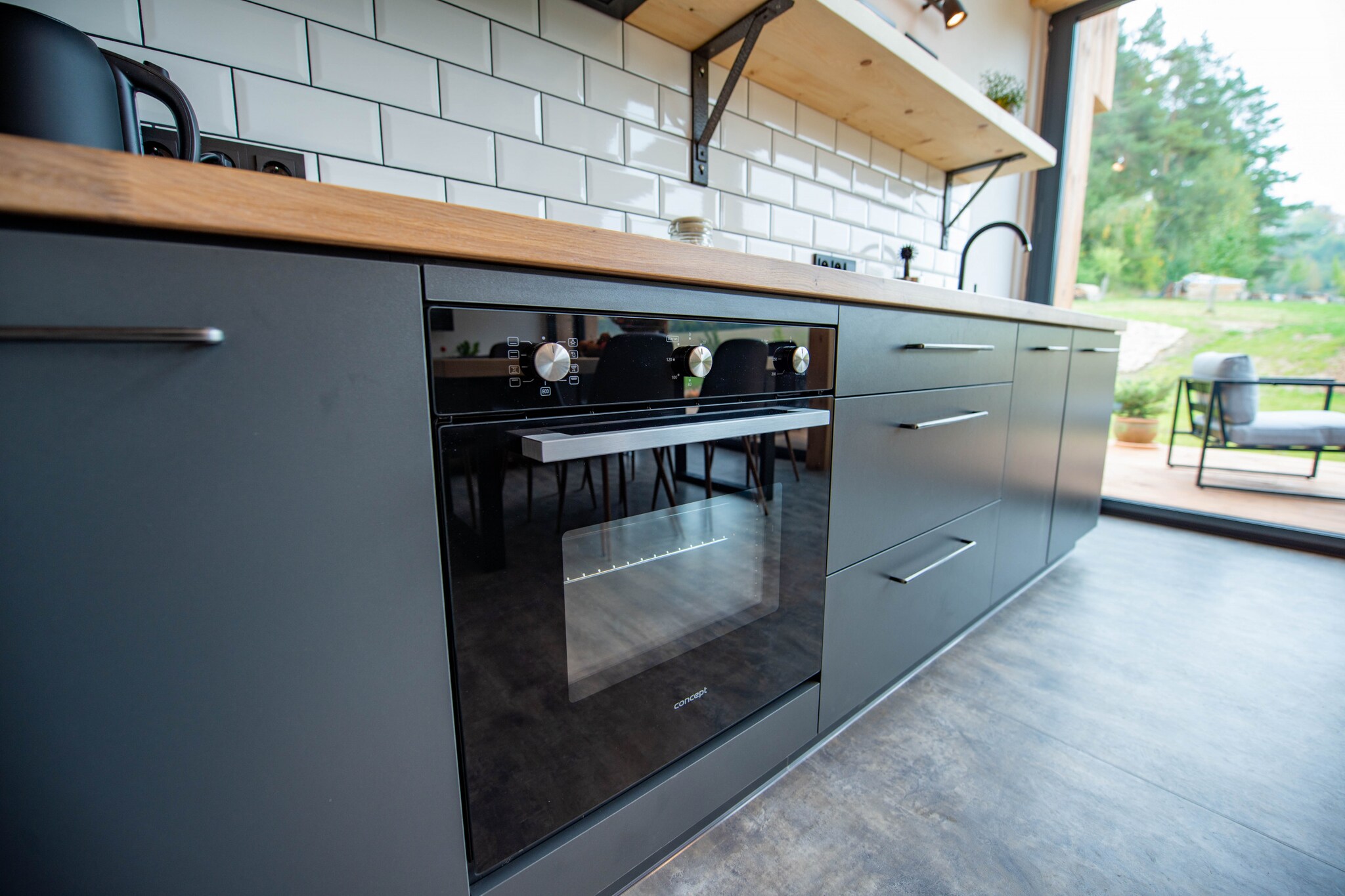 Ground floor: (Living room(TV, dining table, seating area), Kitchen(electric kettle, toaster, coffee machine, oven, dishwasher, fridge, freezer, dishes and cutlery), bedroom(double bed), bedroom(single bed, single bed), sleeping niche(double bed), bathroom(shower, washbasin, toilet), Internet access)\n\ngrill, heating, air conditioning, terrace(terrace), garden, garden furniture, parking