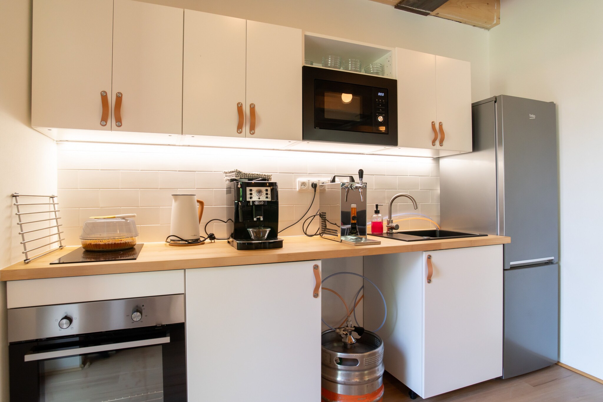 Ground floor: (Living room(TV(satellite), dining table, fireplace, seating area), Kitchen(hob(electric), electric kettle, toaster, coffee machine, microwave, dishwasher, fridge, freezer, dishes and cutlery), bedroom(double bed, TV(satellite)), bedroom(double bed, TV(satellite)), bedroom(double bed, TV(satellite)), bedroom(single bed, single bed), bedroom(single bed, single bed), bedroom(single bed, single bed), bedroom(single bed, single bed, double bed, TV(satellite)), bedroom(single bed, single bed, double bed, TV(satellite)), bathroom(bath tub, washbasin, toilet), bathroom(shower, washbasin, toilet), bathroom(shower, washbasin, toilet), bathroom(shower, washbasin, toilet), bathroom(shower, washbasin, toilet), toilet(washbasin, toilet), toilet(washbasin, toilet), Internet access)\n\nhot tub, sauna, washing machine, terrace(60 m2), garden, garden furniture, BBQ, parking, Charging post for electric cars