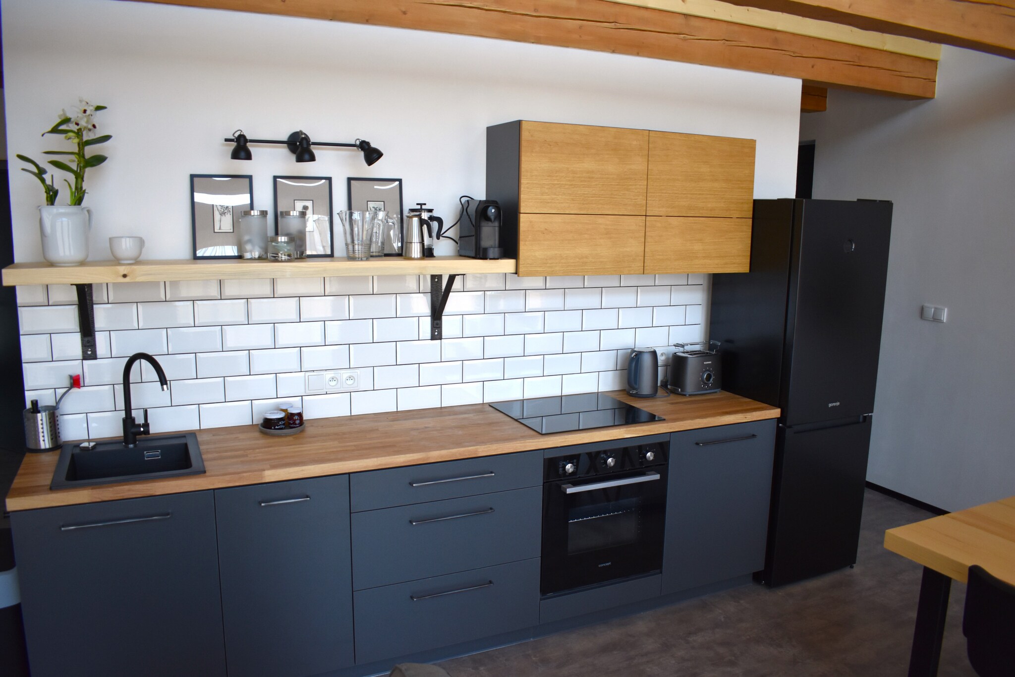 Ground floor: (Living room(TV, dining table, seating area), Kitchen(electric kettle, toaster, coffee machine, oven, dishwasher, fridge, freezer, dishes and cutlery), bedroom(double bed), bedroom(single bed, single bed), sleeping niche(single bed, single bed), bathroom(bath tub, washbasin, toilet), Internet access)\n\ngrill, heating, air conditioning, terrace(terrace), garden, garden furniture, parking