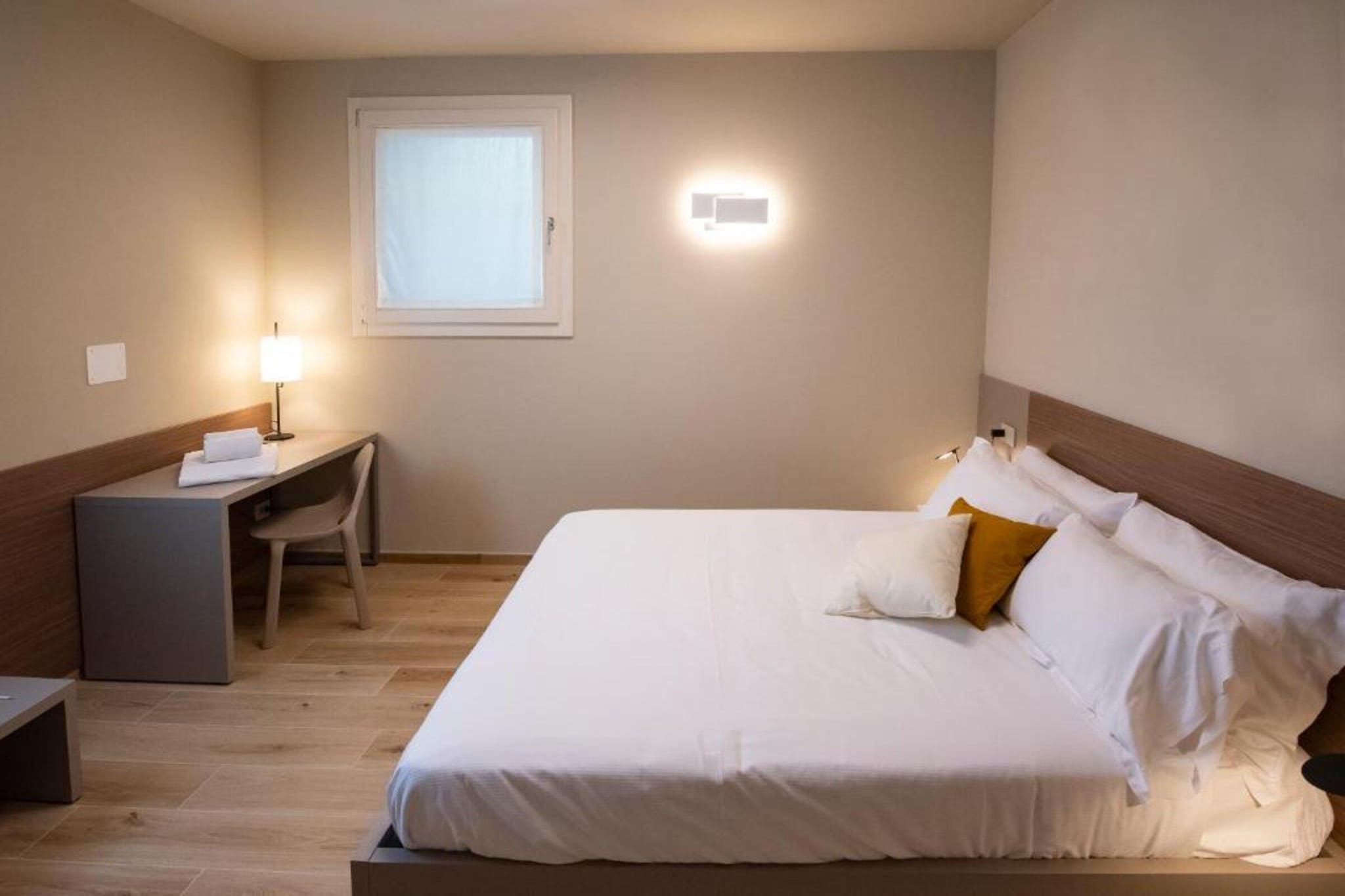 Ground floor: (Living room(double sofa bed, dining table), open kitchen(hob, coffee machine, oven, dishwasher, fridge-freezer), bedroom(double bed), bathroom(shower, washbasin, toilet), balcony or terrace)\n\nBubble bath, sauna, garden, parking