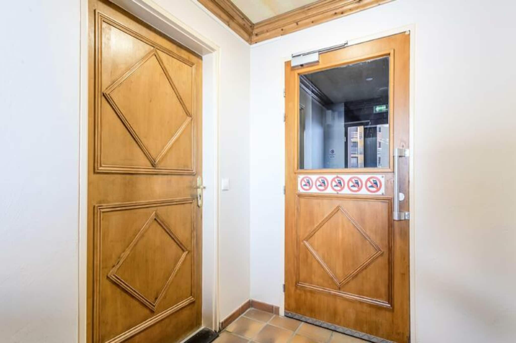 This cozy 27 m² apartment is perfect for up to 4 guests, featuring one bedroom with bunk beds and a trundle bed in the living room. Ideal for a budget-friendly stay, the apartment offers basic but comfortable amenities, making it a great choice for those looking to enjoy the mountains at an affordable price. Located on the 6th floor, the apartment provides a mountain-facing balcony, offering stunning views. The accommodation is pet-free and non-smoking, ensuring a clean and comfortable environment for all guests.

Conveniently situated at the foot of the slopes, this apartment offers direct access to the slopes for skiing or snowboarding enthusiasts. The village center is just a short walk away, with plenty of local cafes, restaurants, and shops within 100-500 meters. In the summer, the area comes alive with various activities, including shows, cycling races, and hiking trails. Guests can easily explore the surrounding attractions and enjoy outdoor sports or leisure activities.

The apartment features a well-equipped American kitchen, complete with a dishwasher, washing machine, and essential appliances. The bathroom includes a bathtub, and there is a separate toilet for added convenience. For those enjoying the view from the balcony, the north-east orientation ensures a peaceful and scenic mountain experience. Outdoor parking is also available for guests.