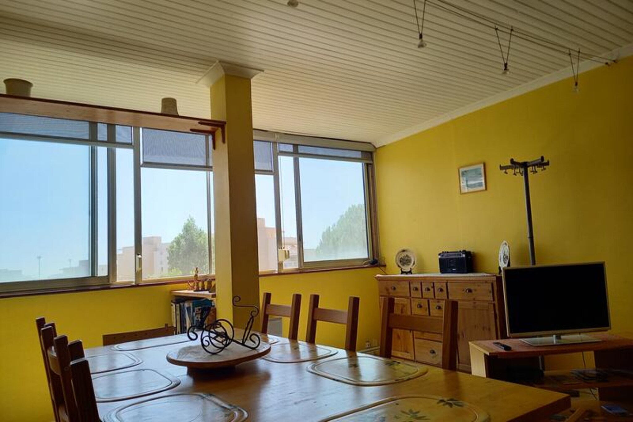 This bright and spacious 4-room apartment accommodates up to nine guests, perfect for families or groups of friends. It includes three bedrooms: one with two double beds, one with a single bed, and one with three single beds. The living room features a sofa bed and a dining area with seating for eight. The apartment also offers a bathroom with a bathtub, a separate toilet, and a south-west facing garden. Wi-Fi is included, while bed linen and towels are available for an additional fee. A mandatory cleaning fee ensures a clean and welcoming space.
Situated just 600 meters from Lavandou’s beautiful beaches, the apartment is a great base for exploring the area’s 12 km of sandy coastline. Guests can enjoy a variety of watersports, relax by the sea, or visit nearby cafes, restaurants, and markets. The location combines natural beauty and vibrant seaside attractions, making it a favorite for both relaxation and adventure.
The semi-open kitchen is equipped with modern appliances, making it easy to prepare meals. Additional amenities include baby equipment, a garden for outdoor enjoyment, and ample living space for comfort and convenience. This thoughtfully designed apartment provides everything needed for a memorable coastal getaway.