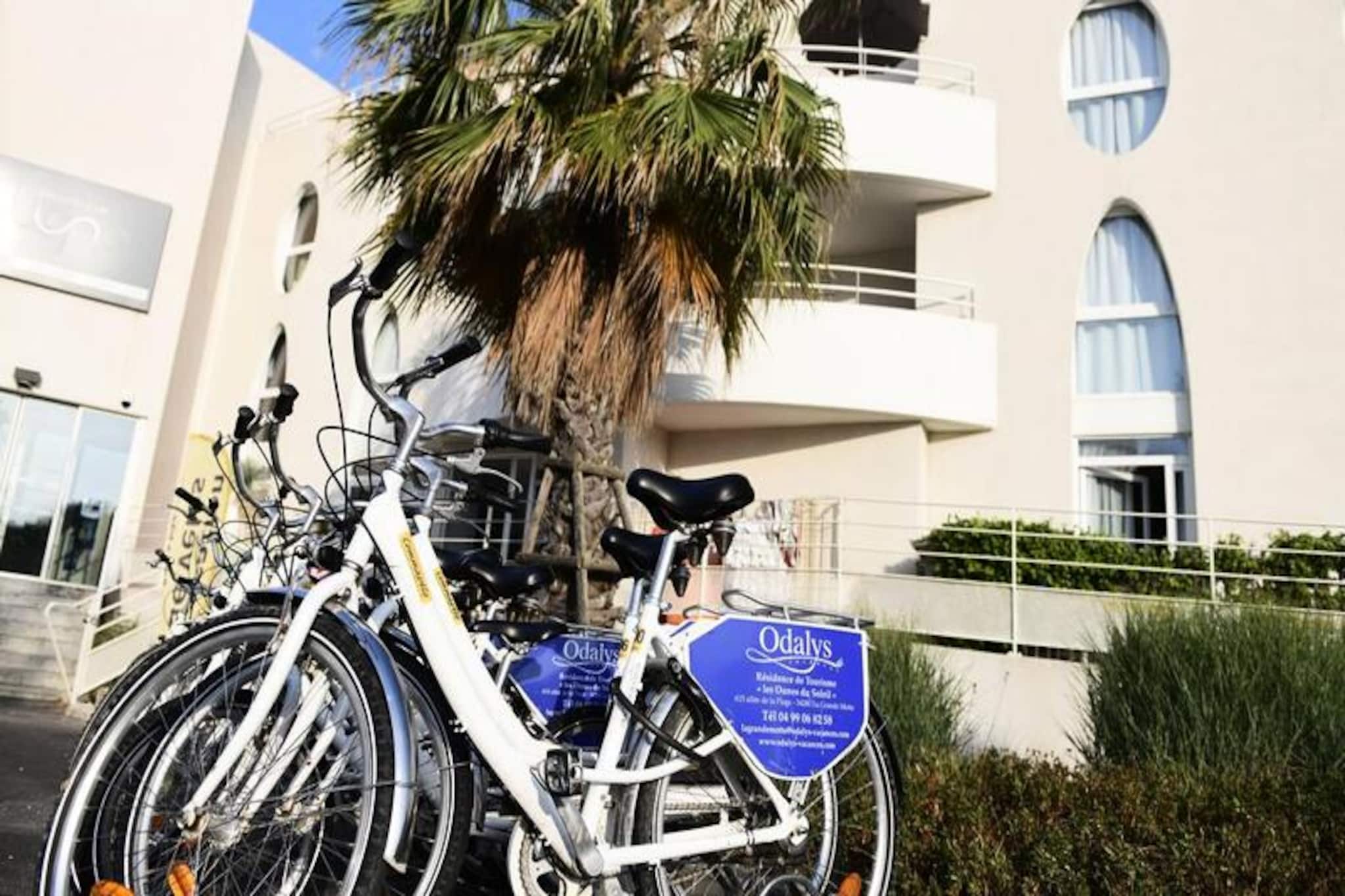 This spacious 2/3-room apartment, ideal for 6-7 people, features a living room with a 2-seater sofa bed and a 1-seater armchair, a double bedroom with a 160 cm bed, and a second bedroom with 2 bunk beds (one with 3 beds). The apartment is air-conditioned and equipped with a television. Pets are welcome for an additional fee, and bed and bathroom linen are included, with optional changes available. A deposit is required upon check-in, and a baby kit can be arranged for an extra charge. 

The residence is located just 20 meters from the beach and 400 meters from local shops and services. The La Grande-Motte Thalassotherapy center is adjacent to the property, offering wellness packages at preferential rates, perfect for relaxation. Nearby cafes and restaurants provide plenty of dining options, while markets and shops ensure convenience for guests.

The apartment features an equipped kitchenette, making it easy to prepare meals, and a bathroom with a shower and separate WC. The property also offers a heated outdoor swimming pool (available from May to September), free WiFi, and limited exterior parking. Covered parking is available for an additional charge. The end-of-stay cleaning is included, except for the kitchen area.