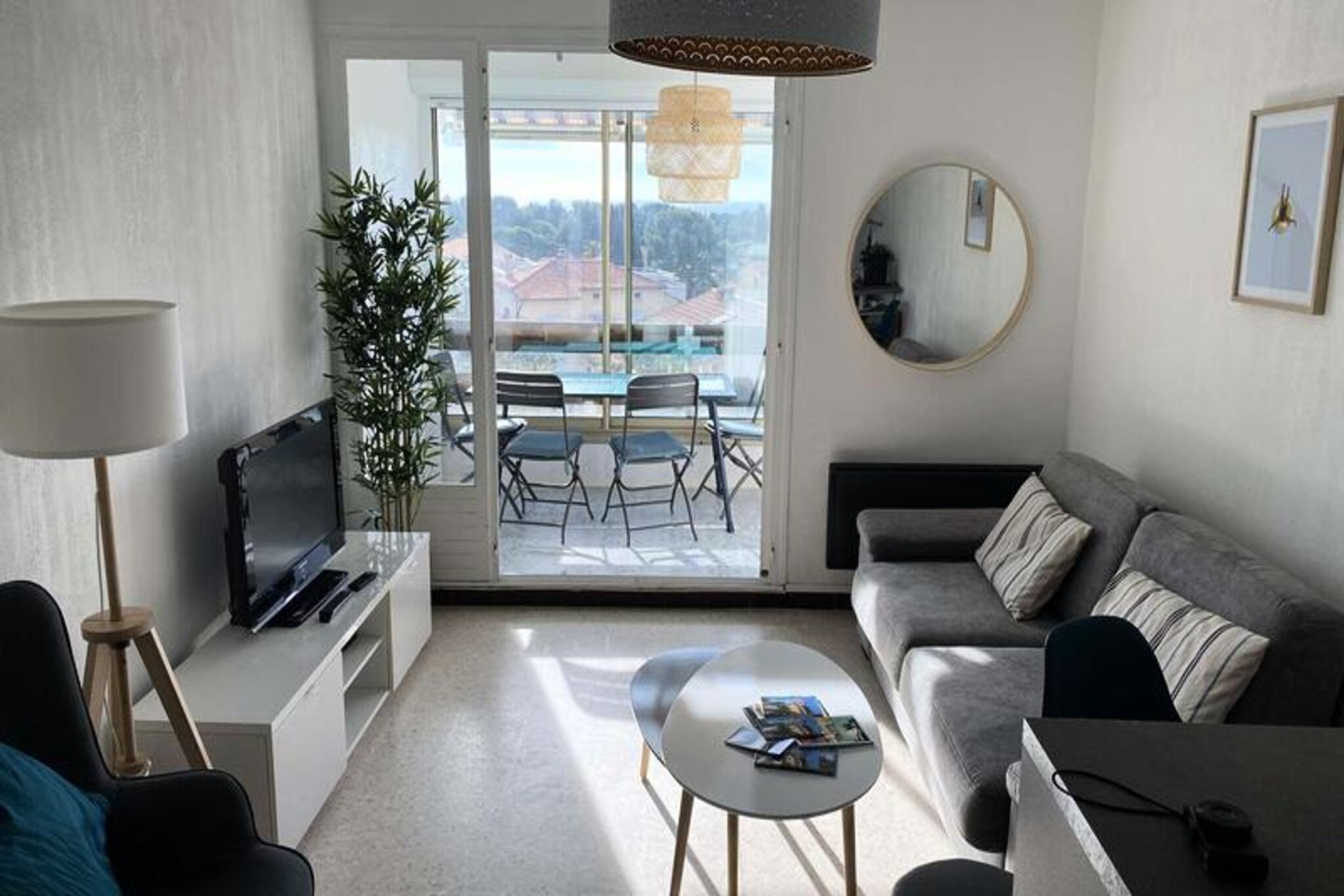 This charming apartment offers a comfortable stay for up to 4 people. It includes a living room with a sofa bed, a sleeping area with a double bed, and a cabin with two bunk beds. The property is pet-friendly, allowing your furry companion to join you for an additional fee. Linen and towels are available for an extra charge, ensuring a convenient stay.
Located near popular destinations like Sanary, Le Brusc, St. Cyr, Six Fours Les Plages, and La Ciotat, the apartment is ideally situated to explore the region. With a beautiful sea view from the sunny loggia, you can enjoy the Mediterranean ambiance while being close to local attractions, beaches, cafes, and markets. The area offers plenty of opportunities for relaxation and sightseeing.
The apartment features an open-plan kitchen, a bathroom, and a comfortable living space. End-of-stay cleaning is included, with additional services such as bed linen and towels available upon request. Tourist taxes and a credit card deposit are collected on-site. Heating is provided for your comfort throughout the stay.