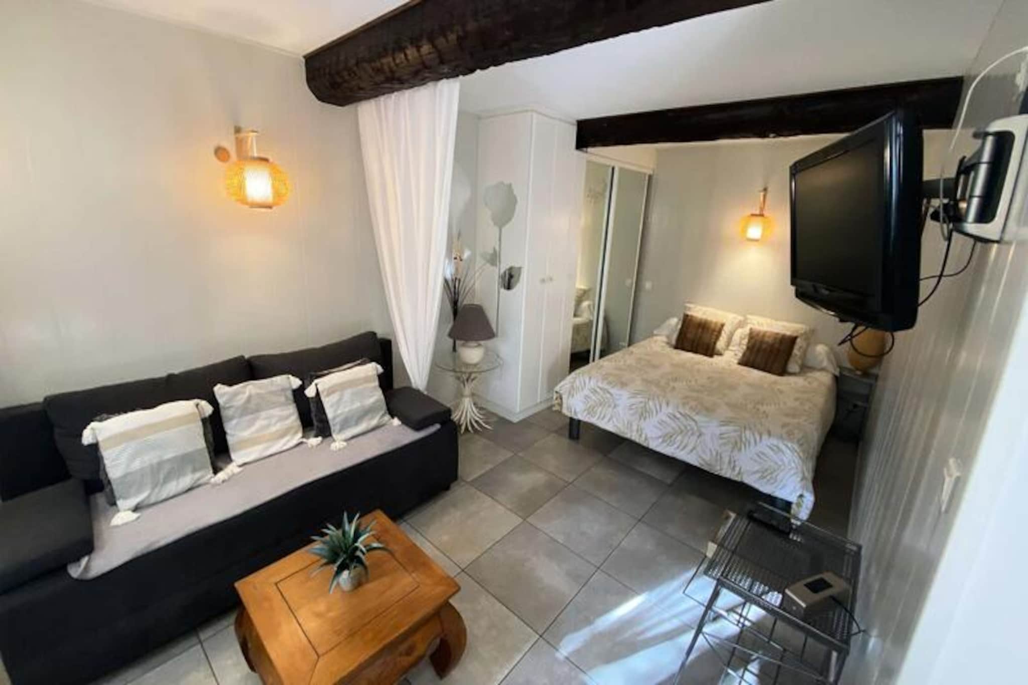 This cozy villa apartment provides a peaceful getaway for up to four guests in the beautiful town of Bandol. It features a sleeping area with a comfortable double bed (160x200) and a living room with a convertible sofa for additional guests. The modern bathroom includes a walk-in shower, and a spacious 27m² terrace with a pergola offers the perfect spot for outdoor relaxation. Bed linens and towels are available for rent at an additional cost, and pets are not allowed.
Located near Bandol’s stunning calanques and beaches, the property is an excellent base for exploring the region. Nearby attractions include the Castellet Circuit, the islands of Bendor, Les Embiez, and Porquerolles, as well as the charming towns of Sanary-sur-Mer and Cassis. Local cafes, restaurants, and markets are within easy reach, offering a true taste of the Var region’s charm.
The apartment is fully equipped with a modern kitchen, allowing guests to prepare meals with ease. A private entrance ensures a quiet and comfortable stay, while end-of-stay cleaning is included for added convenience. Tourist taxes and deposits are handled remotely, making this property an ideal choice for a stress-free holiday.