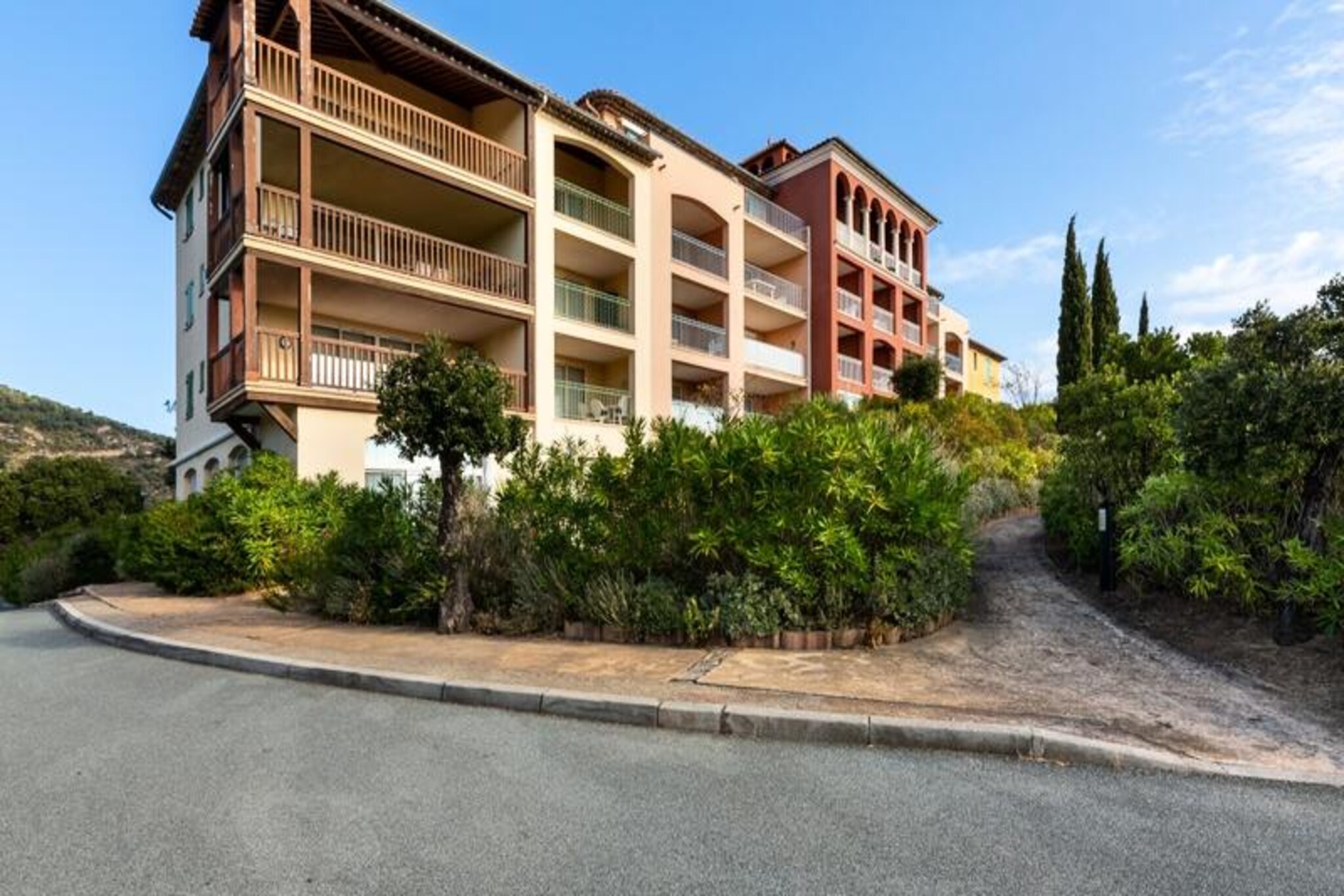 This 2-room apartment offers spacious, fully equipped accommodation ideal for up to 5 guests. It features a living room, a bedroom, a kitchen, a bathroom, and a separate toilet. Guests can enjoy the comfort of a well-furnished space, with parking available for convenience. The apartment is pet-friendly (additional charges may apply), making it perfect for those traveling with their furry companions. For added comfort, Wi-Fi is available for an extra charge, and linens are provided on request.
Located just 7 km from Sainte-Maxime and nestled between Saint-Raphaכl and Saint-Tropez, this property offers easy access to a variety of nearby attractions. Explore the local beaches and coves, or take a scenic walk along the customs path to enjoy views of the bay and Saint-Tropez. Water sports enthusiasts can enjoy activities such as sailing, water skiing, diving, and kayaking. The nearby town of Sainte-Maxime offers a market, port, and sandy beaches for relaxation and sightseeing.
The apartment includes a well-equipped kitchen for self-catering, allowing guests to prepare their meals. For those who prefer to dine out, the surrounding area offers a variety of restaurants and cafes. The outdoor swimming pool is available seasonally, providing a great space for relaxation. End-of-stay cleaning and other services are available for an additional charge, ensuring a convenient and comfortable stay.