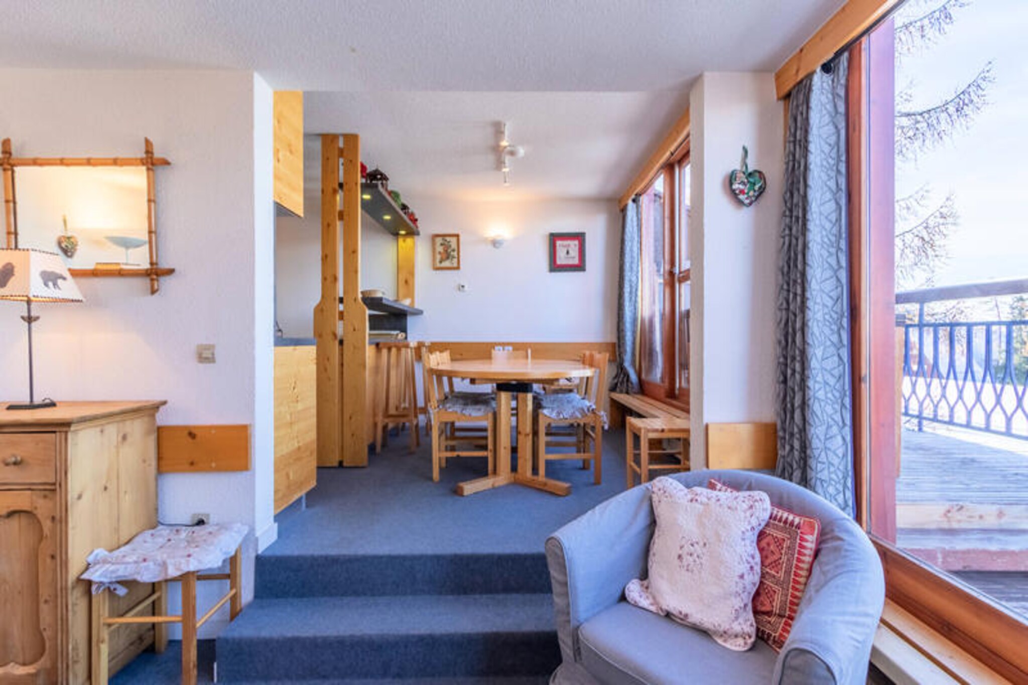 This charming 4-room duplex apartment in the heart of Les Arcs 1800 offers a comfortable stay for up to 8 people. The apartment includes a living room with a 140 cm convertible sofa for 2 people, a bedroom with 2 twin beds, a second bedroom with a double bed, and a cabin with a set of 80 cm bunk beds (the high bed is not suitable for children under 6). The apartment is non-smoking, pet-free, and features a TV with DVD/USB. Bed and bathroom linen are available for an additional charge, and the apartment is equipped with heating. A 700 euro deposit is required.
Located in the village of Charmettoger, the apartment is just a 3-minute walk from the Transarc ski lift, providing easy access to the slopes. A bakery, grocery store, and restaurant are conveniently located at the foot of the residence. The nearest supermarket and the ESF are only a 7-minute walk away, and the Tourist Office and medical office are within a 20-minute walk or shuttle ride. For those looking to explore, a shuttle bus stop is 20 meters away, running every 20 minutes in winter and hourly in summer.
The fully equipped kitchen is open to the living room, featuring induction hobs, an oven, a microwave, a dishwasher, a refrigerator with a freezer, a coffee maker, a kettle, and a toaster. The apartment also has a shower room and a separate toilet, as well as a bathroom with a bathtub and WC upstairs. Guests can enjoy a large west-facing balcony with a lovely view of the valley and Mont Blanc.