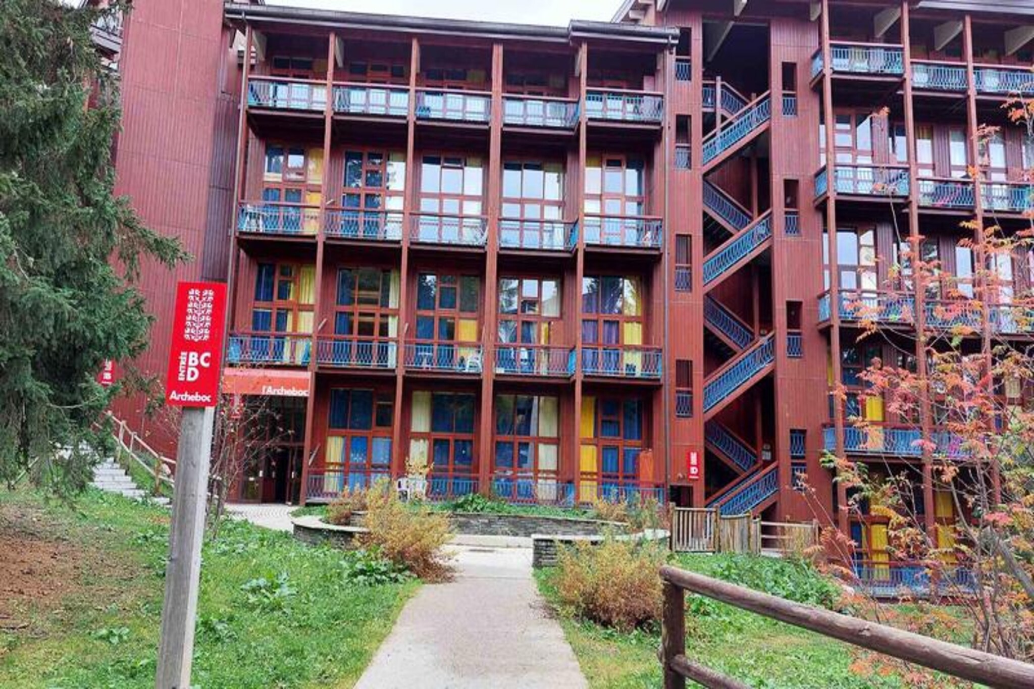 This cozy 30m² duplex apartment is located on the 3rd floor of a residence in the heart of Les Arcs 1800. It accommodates up to 5 guests with a single sofa bed in the living room and a combination of beds upstairs, including a double bed and two single beds separated by a partition. Please note that pets are not allowed in this apartment, and it is a non-smoking space. The apartment is equipped with duvets, and bed and bathroom linens are available for an additional charge. WiFi and a television are provided for entertainment.
The apartment is ideally located, just 2 minutes from the Charmettoger blue slope and a 3-minute walk from the Transarc ski lift, making it perfect for winter sports enthusiasts. Guests will appreciate the convenient amenities nearby, including a bakery just a 3-minute walk away, and a supermarket and the ESF ski school located 7 minutes on foot in the village of Les Villards. The Tourist Office and medical office are also a short 10-minute walk or shuttle ride away.
The apartment boasts a fully renovated kitchen that opens into the living room, equipped with a ceramic hob, microwave oven, refrigerator, toaster, kettle, coffee maker, and even a washing machine for added convenience. The bathroom is also newly renovated with a bathtub, and the apartment offers separate toilet facilities. Guests can relax on the south-west facing balcony and enjoy the beautiful surroundings.