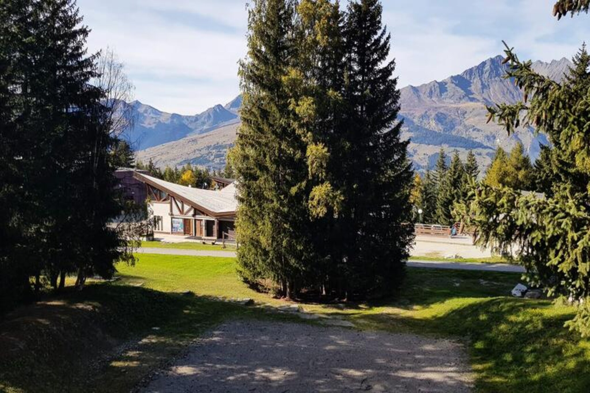 This 52 m² ski-in/ski-out apartment, located on the 11th floor of a residence, can accommodate up to 8 people. The apartment features a living room with a double sofa bed, a bedroom with a 140 cm double bed and a single bed, and a second bedroom with bunk beds and a single pull-out bed. Please note that the upper bed is not suitable for children under 6 years old. Pets are not allowed, and the apartment is non-smoking for a comfortable stay.
Conveniently located in the village of Charvet, the residence offers easy access to the slopes, with the “Vagère” chairlift and “Transarc” gondola just steps away. The Charvet covered parking lot, shuttle stop, and supermarket are all within a 100-meter radius, with the ESF only a 5-minute walk away. The shopping mall, medical office, and Tourist Office are also easily accessible, making it ideal for both winter and summer vacations.
The apartment comes fully equipped with a kitchen featuring electric hobs, an oven, a microwave, a dishwasher, and a large refrigerator. The bathroom includes a bathtub, while an additional shower room and separate toilet offer extra convenience. The apartment also includes a television in the living room, ensuring a comfortable and relaxing stay.