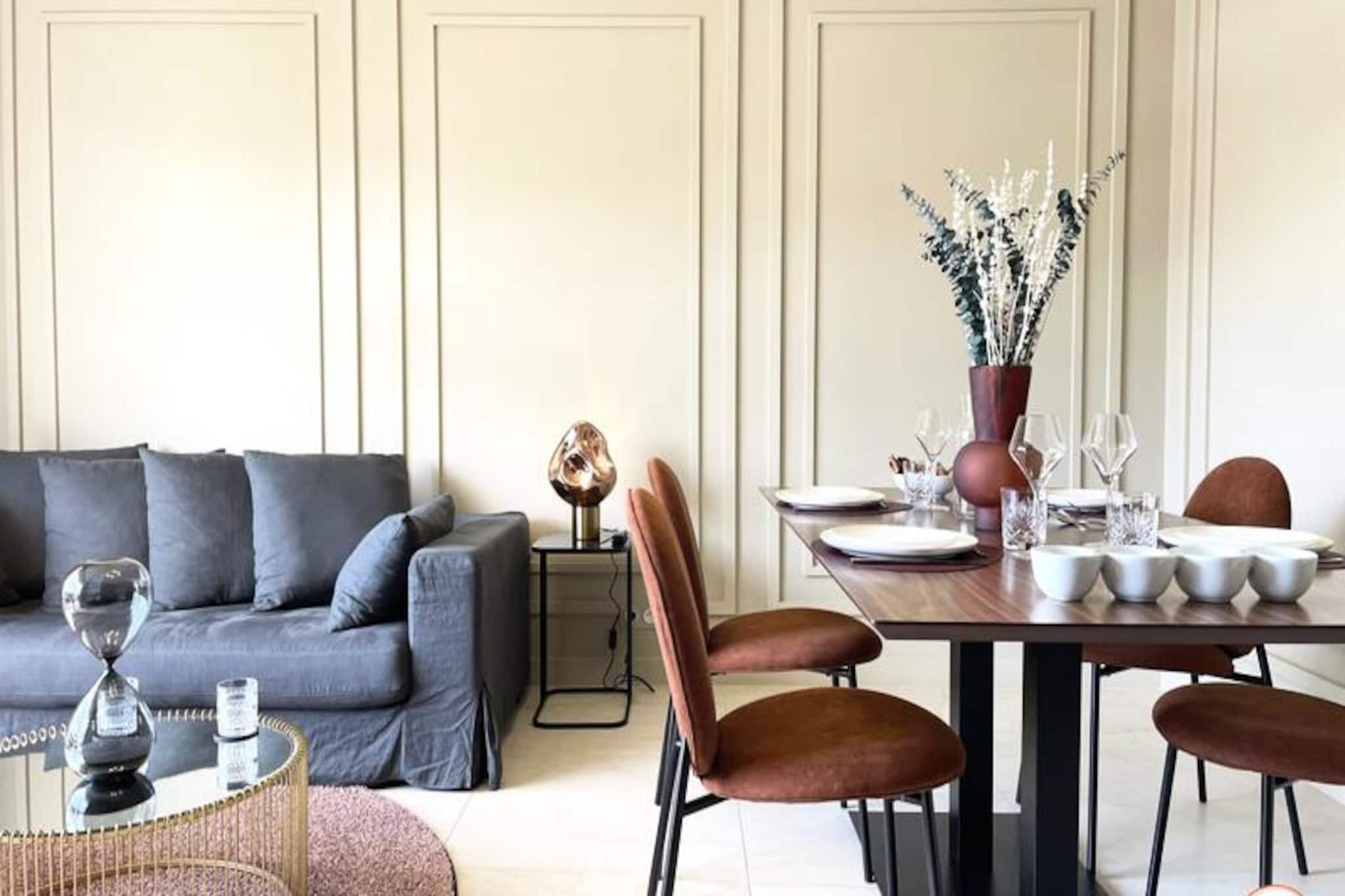This superb T2 apartment, located on the Deauville peninsula, offers a stylish and modern atmosphere with a stunning view of the Trouville quays. The apartment can accommodate up to 4 guests and includes a spacious living room with a sofa that converts into a bed, UHD Smart TV, and a dining area. The bedroom features a queen-size bed (160x200cm). Please note, pets are not allowed, and a €1500 deposit is required.

Centrally located, this apartment is just 100 meters from the SNCF train station, offering easy access to both Deauville and Trouville-sur-Mer. The city center and casino are a 5-minute walk away, and guests can enjoy the charm of the area, with cafes, restaurants, and markets nearby. The apartment’s balcony provides a breathtaking view of the port and the market.

The apartment is fully equipped with a separate kitchen, a stylish Italian shower room with a backlit mirror, and modern amenities such as Wi-Fi, a washing machine, a dishwasher, and iron/ironing board. A private parking space is available upon request. Bed and bath linen are provided.