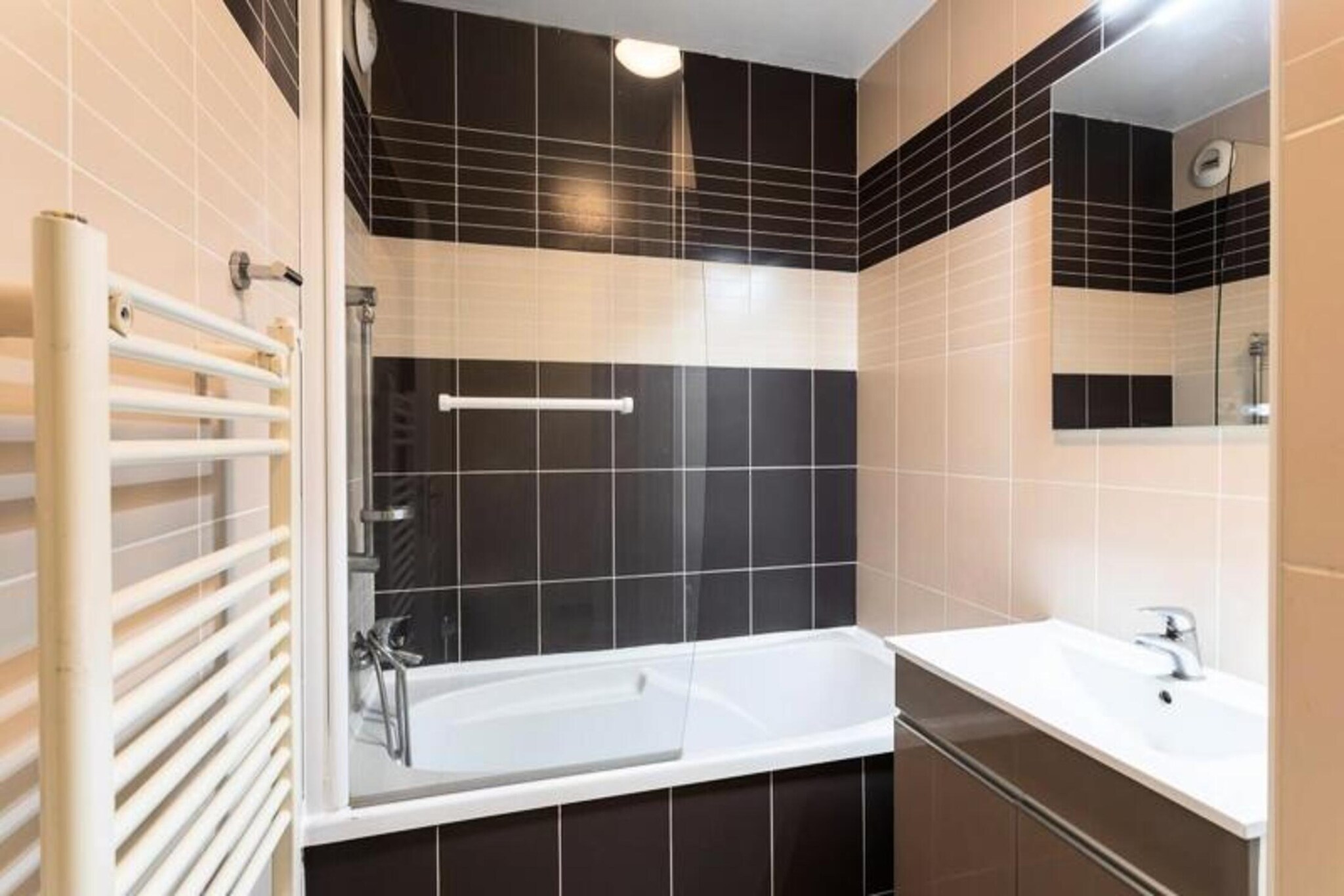 This charming apartment, located at the foot of La Touques in Saint Arnoult, offers a tranquil and serene environment perfect for relaxation. The apartment is designed to accommodate up to 4 people, featuring a spacious living room, a well-appointed bedroom with comfortable bedding, and a bathroom with a separate toilet. Please note that pets are not allowed, ensuring a peaceful atmosphere for all guests. The residence also offers a covered, heated swimming pool (open June to September) with a separate paddling pool, perfect for family or friends to unwind.

The apartment is ideally located about 3 km from the beach, offering easy access to local shops, cafes, and restaurants. For those who enjoy outdoor activities, there is an equestrian center and a golf course just 1 km away. The residence is also close to a multi-sports field, offering additional recreational opportunities for guests. Whether you want to relax by the sea or explore local attractions, this apartment offers a prime location for your getaway.

The apartment features a fully equipped kitchen with everything needed to prepare meals, a cozy living area for dining or relaxing, and essential amenities like a maintenance kit. Additional services, such as wifi access, bed linen, and towels, are available for an additional charge. A mandatory end-of-stay cleaning service is required. With free parking and a variety of on-site services, this apartment ensures a comfortable and convenient stay.



