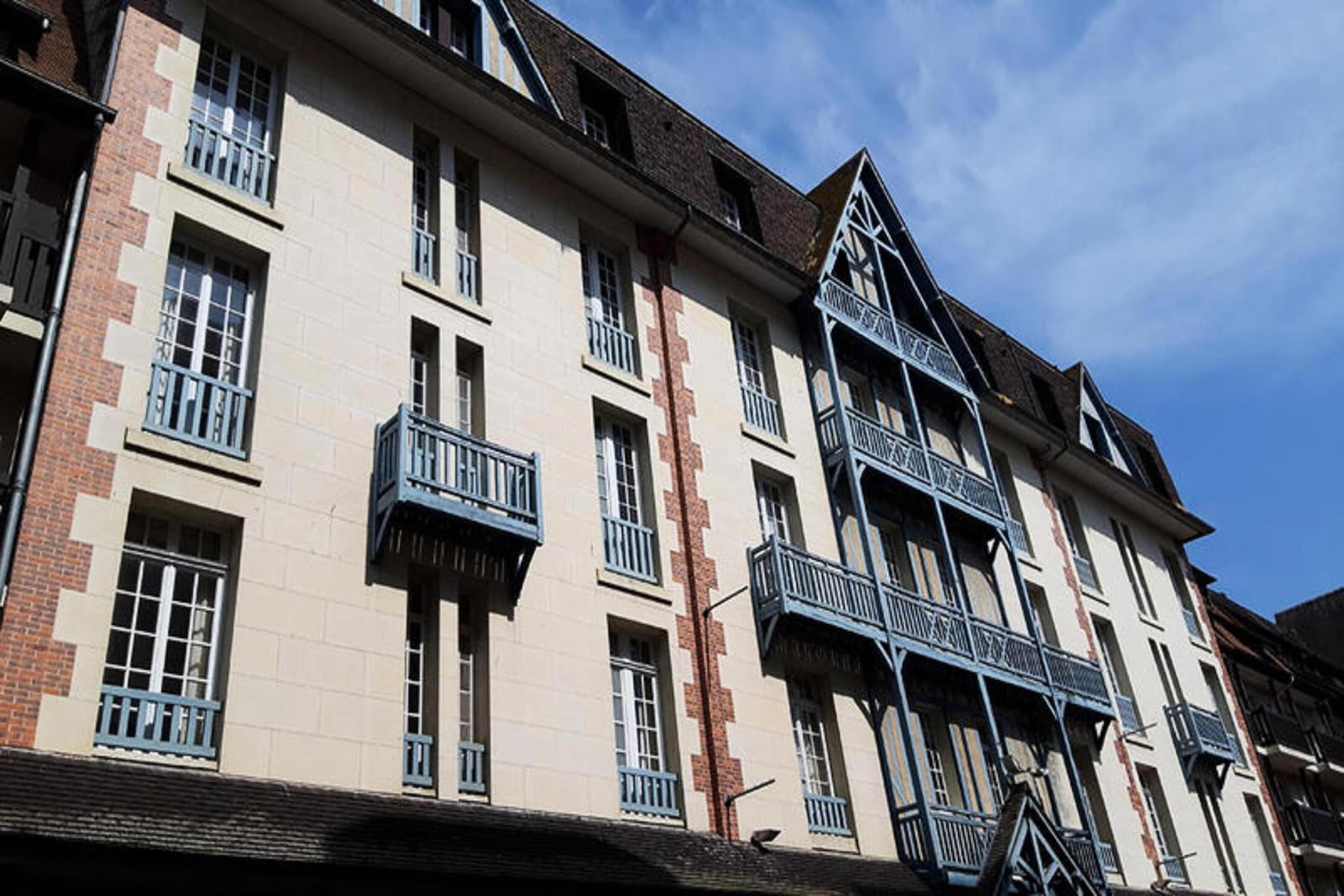 This cozy studio apartment is perfect for a peaceful getaway in the heart of Deauville, offering comfortable accommodations for up to four people. It features a living room with a foldaway double bed, which can be raised to create space for a sofa, and a cabin area or alcove with bunk beds. The apartment is pet-friendly (with an additional fee) and includes a television. WiFi is available for an extra charge, and guests are required to pay a deposit at check-in.

The location of the apartment is ideal for exploring the famous city of Deauville on foot. Just 500 meters from the beach and within 10 minutes’ walk from the train station, it is conveniently close to local attractions, including the beach, the Deauville casino, luxury villas, and the iconic Planches. Stroll through the town's charming streets and discover its shops, cafés, and the vibrant atmosphere of this renowned Normandy destination.

The apartment is well-equipped with a kitchenette for preparing your own meals and a shower room with WC for your convenience. Additional amenities include optional baby kits, bed linen and towels (for an extra charge), and a continental breakfast service available for pre-booking. End-of-stay cleaning is also available for a fee, ensuring a comfortable and hassle-free experience during your stay.



