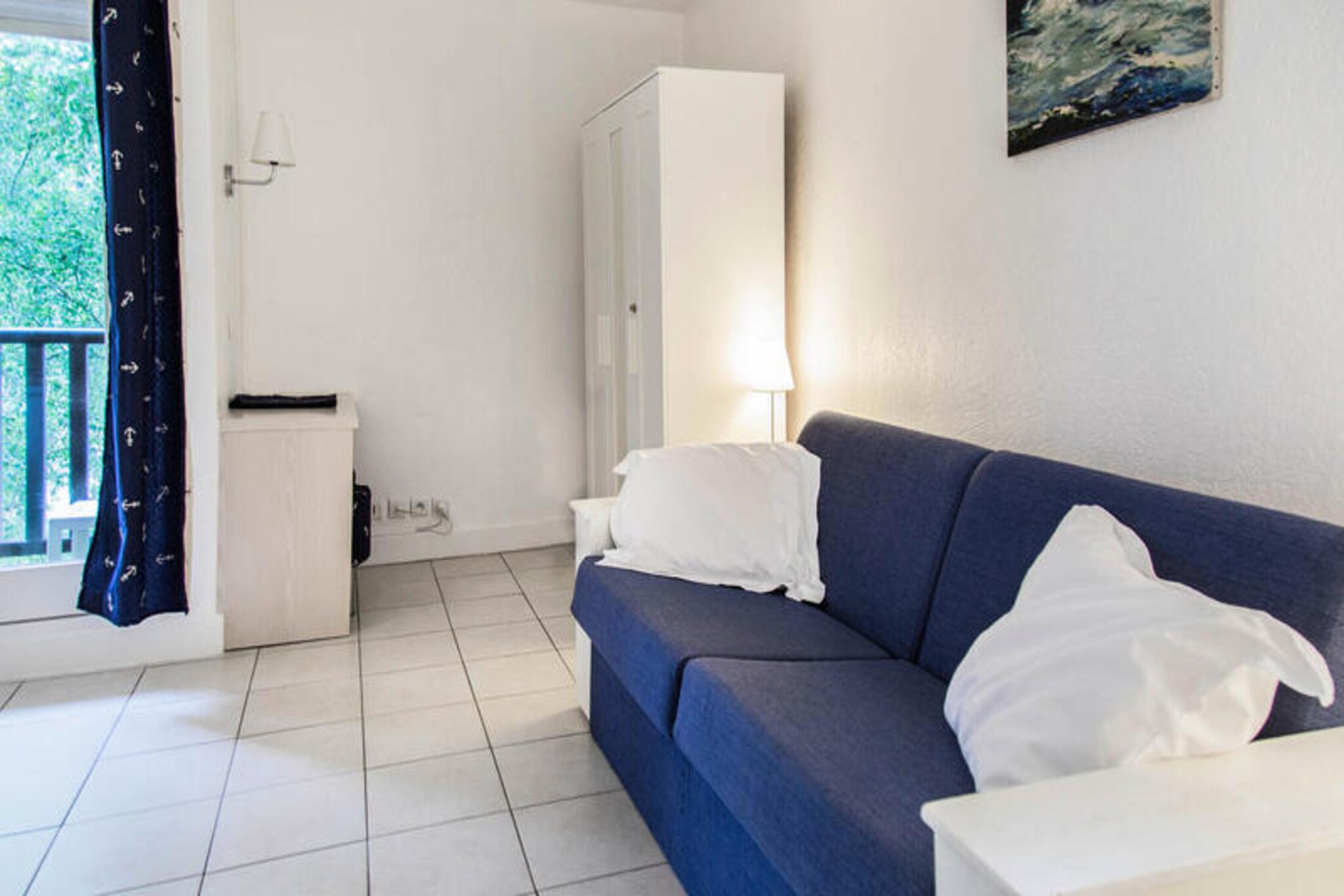 
This charming apartment accommodates up to 4 guests with a convertible sofa in the living room (sleeps 2) and a cabin area featuring 1 bunk bed. The property is pet-friendly, but guests are advised to inquire directly for additional details. It also includes a furnished balcony with 2 chairs and a trolley for outdoor relaxation. The apartment is designed for comfort, with ample storage space and a TV for entertainment.

Located in a prime spot, the residence is just 250 meters from Deauville's famous beach, "Les Planches," and the vibrant local shops. Guests can enjoy the best of both city and sea, with easy access to the lively Deauville boardwalk, as well as nearby cafes and markets. The area offers a perfect mix of leisure activities, seaside charm, and local culture.

The apartment features a cozy kitchen area open to the living room, offering the convenience of cooking your meals during your stay. The bathroom is equipped with a bathtub and a toilet, providing comfort and privacy. Additional amenities include a raclette machine, baby kit (subject to availability), and various services to enhance the guest experience, such as bed linen and cleaning options.