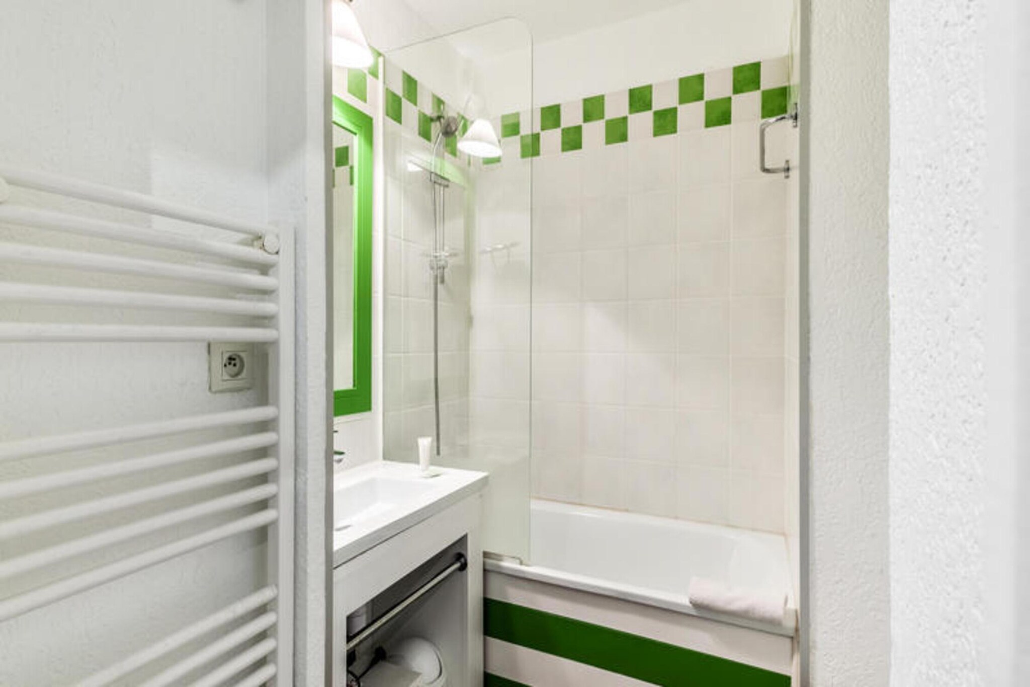 Located just 250 meters from the shops, beach, and iconic "Planches de Deauville," this charming apartment offers a comfortable stay with all essential amenities. The living room features a sofa bed for two, a dining table for four, and a cozy cabin area with bunk beds for children. The bathroom includes a bathtub, and there is a separate toilet. This residence is pet-friendly, with pets allowed for an additional fee. Wi-Fi and a television are available, ensuring a pleasant and connected stay.

The apartment’s prime location in Deauville allows you to explore the vibrant area with ease. Just a short stroll from the property, you'll find a variety of shops, cafes, and restaurants to enjoy the local cuisine and atmosphere. The nearby beach offers sunbathing and seaside activities, while the bustling town center invites you to discover Normandy's charm. With easy access to the famous "Planches de Deauville," you can enjoy the lively energy of the area during your stay.

The apartment is equipped with a fully functional kitchen, allowing you to prepare meals at your convenience. The garden and terrace area provide outdoor seating for you to enjoy the fresh air. Additional services, such as baby kits and parking (free in winter), are available upon request. End-of-stay cleaning and linen services are offered at an extra charge for added convenience.