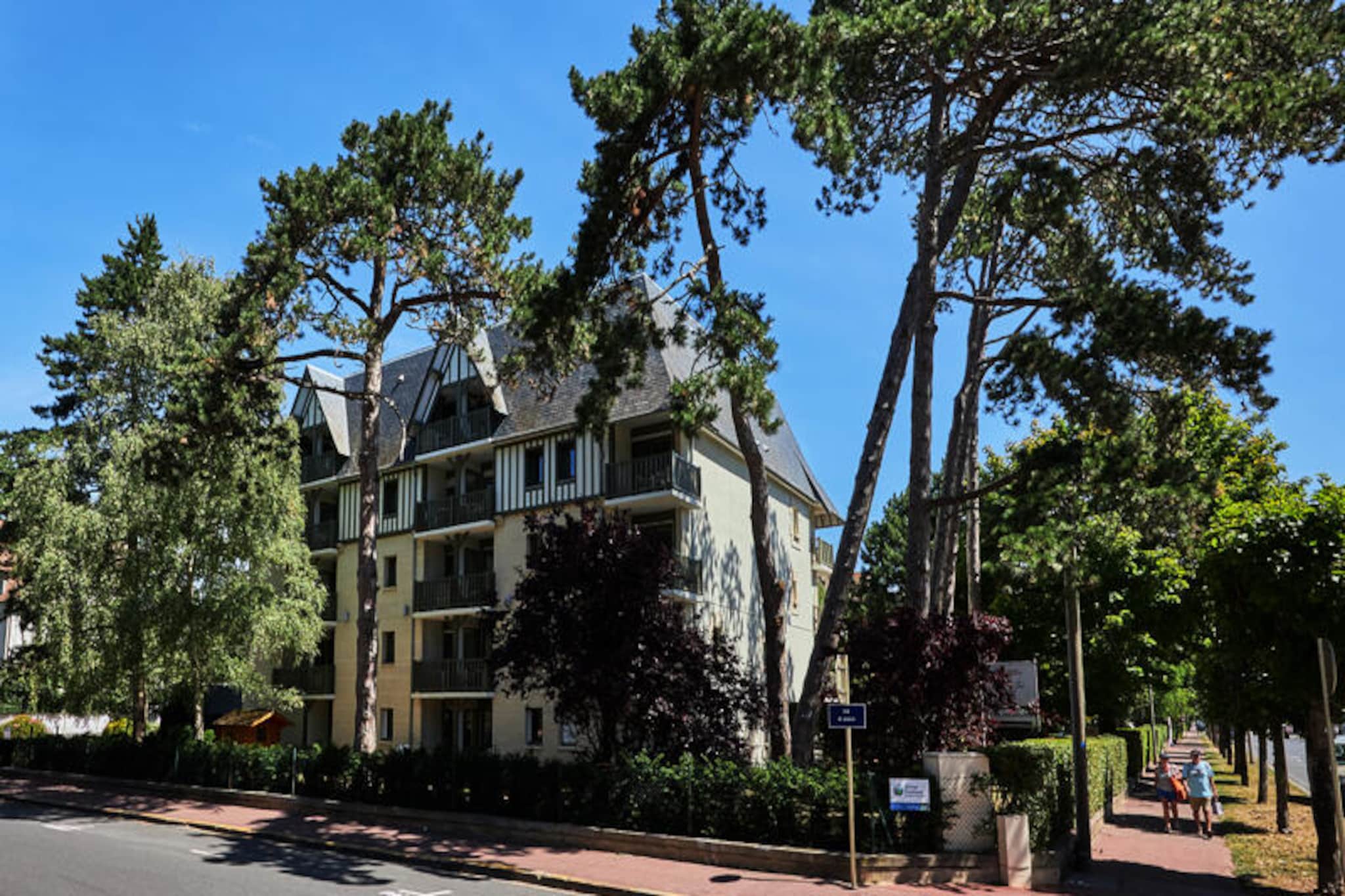 Located in a charming residential area, this cozy apartment offers the perfect blend of comfort and convenience for your seaside escape. Accommodating up to four guests, the property features a sofa bed in the living room and a bunk bed in a cozy cabin area. Guests can enjoy the fresh sea breeze on the private balcony and appreciate modern amenities like an electric towel dryer and spacious storage in the bathroom. This pet-friendly accommodation ensures you can bring your furry companions along for the trip.

Situated just 250 meters from the sandy beach and the iconic “Planches de Deauville,” the property boasts an ideal location for exploring the vibrant heart of Deauville. The city center, brimming with shops, restaurants, and cafes, is only a short walk away. Within a 500-meter radius, visitors can access various attractions, including leisure facilities and local markets, perfect for soaking in the charm of this picturesque Normandy town.

The apartment is thoughtfully equipped with an American-style kitchen, complete with modern appliances to prepare your favorite meals. The bright and airy bathroom includes a shower, WC, and essential fixtures for your comfort. With convenient amenities like Wi-Fi (subject to availability) and nearby parking, this fourth-floor apartment offers everything needed for a relaxing getaway.