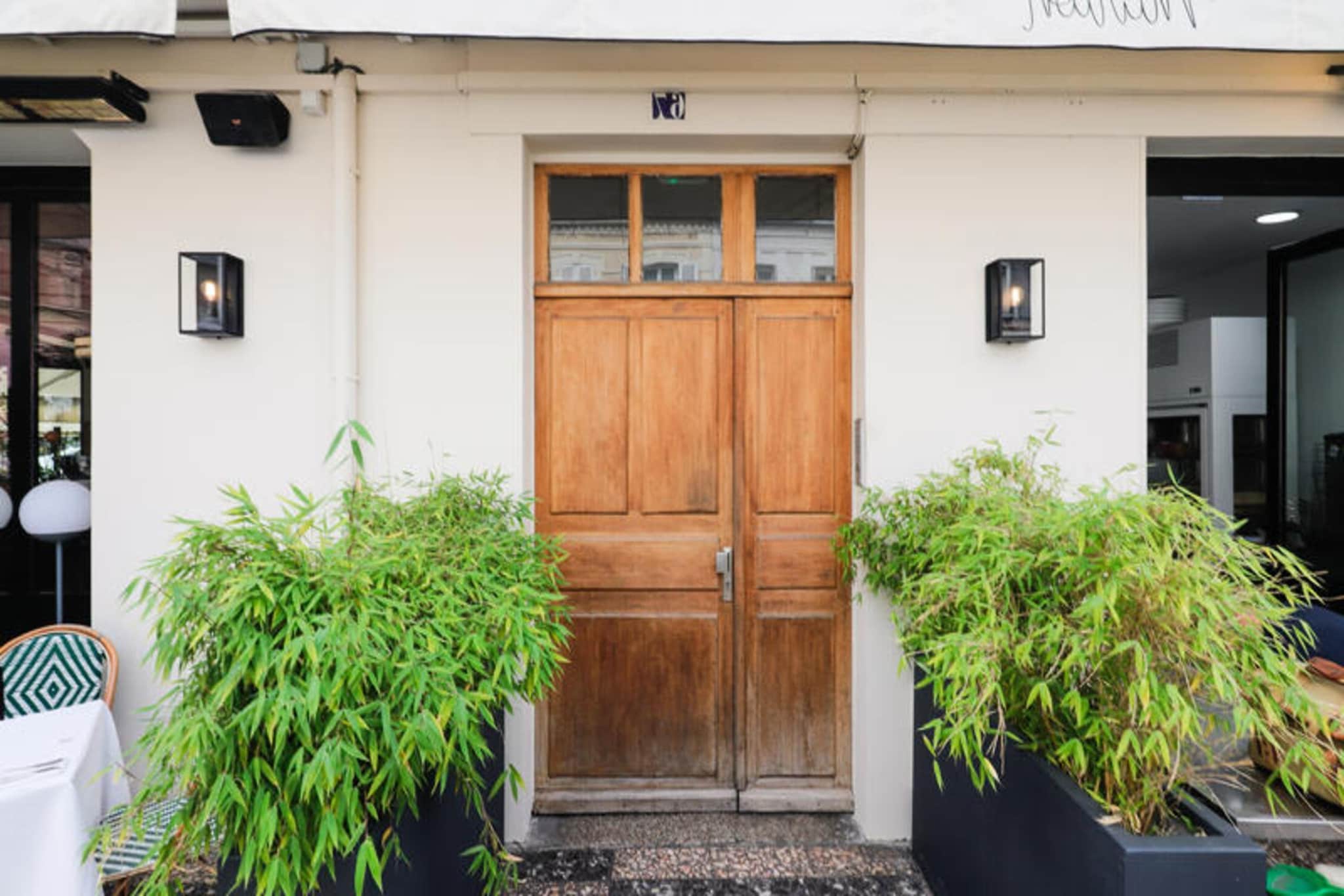This charming studio, located in the heart of Deauville, is perfect for up to 3 guests. It features a 140x190 mezzanine bed and a sofa bed in the living area. The property is pet-free, ensuring a calm and relaxing environment. It offers all the essentials for a comfortable stay, including a TV and free Wi-Fi (with an additional charge and subject to availability). Bed linen and towels are available for an extra fee, and an end-of-stay cleaning service is mandatory.

The apartment’s prime location near Place Morny allows guests to easily explore the vibrant city center, with numerous shops, cafes, and restaurants just steps away. The beach is also within walking distance, offering an ideal location for enjoying the Normandy coast. This is the perfect base for discovering Deauville’s charm, whether for a day of shopping or a relaxing time by the sea.

The studio also features a well-equipped open kitchen with a coffee machine, kettle, hotplates, and a fridge, making it convenient for preparing meals. The bathroom includes a shower and WC. The apartment, located on the 3rd floor, offers a cozy and functional living space, ideal for a relaxing vacation in Deauville.
