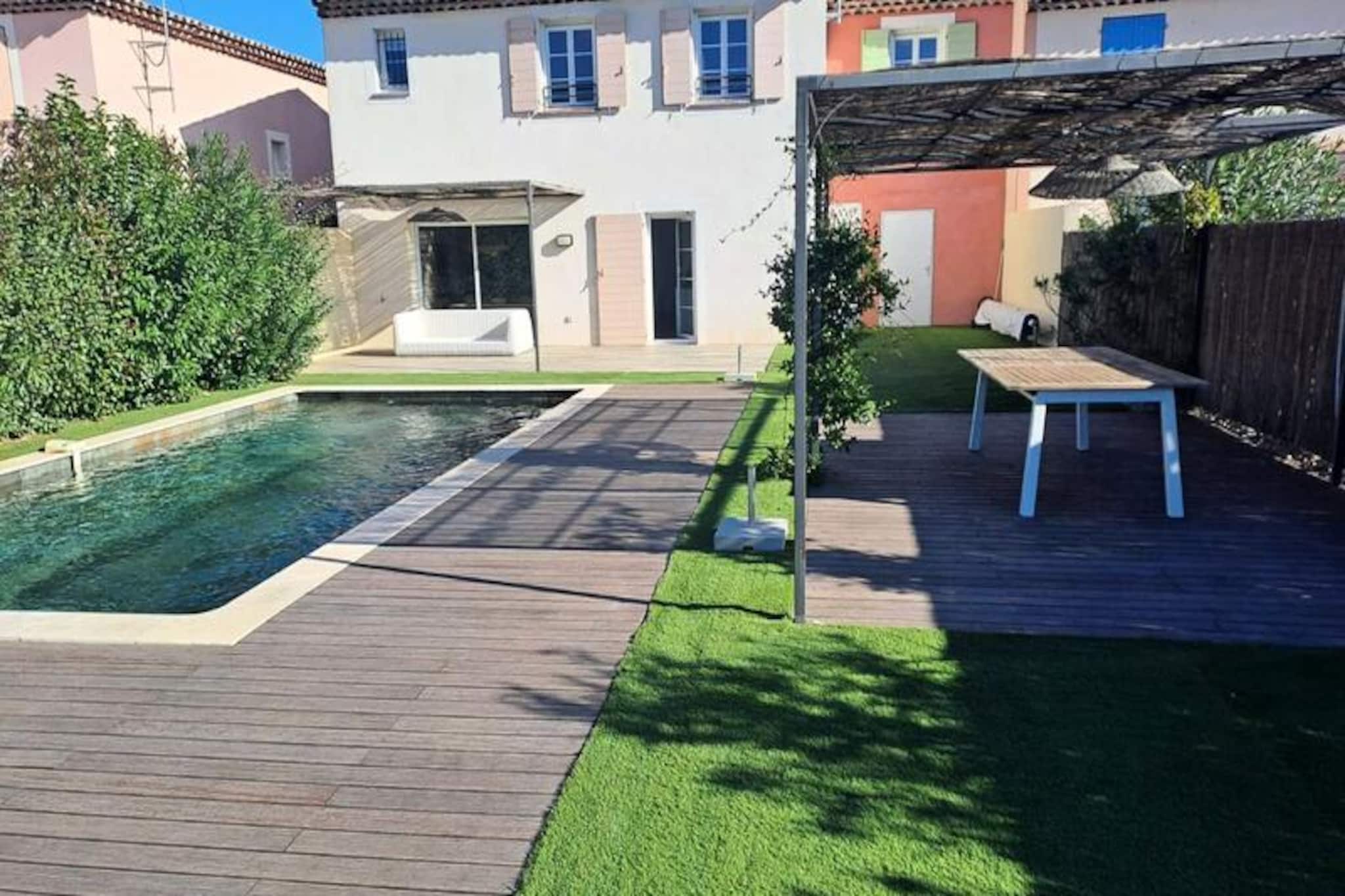 This modern holiday home is located just 500 meters from the beach and offers a secure, fully fenced environment with a private garage and two additional parking spaces. The property features four comfortable bedrooms: a master suite with a bathroom and dressing room, one bedroom with four single beds ideal for children, and two bedrooms with double beds (160 cm). The home comfortably accommodates families and groups, providing a spacious and inviting setting for a relaxing vacation. Pets are not allowed in this property, and it is a non-smoking space.
The house is perfectly positioned in the heart of the Gulf of Saint-Tropez, surrounded by a variety of attractions. The beautiful Prairies de la Mer beach is just a short walk away, and guests can enjoy nearby shops, restaurants, water activities, and even a bowling alley. Port Grimaud is only 2 km away, Saint-Tropez is 6 km, and Sainte-Maxime is 9 km, offering plenty of options for sightseeing and entertainment.
Inside, the home boasts a large living room of 45 m², with an open-plan kitchen fully equipped with a washing machine, dishwasher, microwave, Nespresso coffee maker, and traditional oven. The house includes two bathrooms, one ensuite and one separate, and is fitted with reversible air conditioning in all rooms for comfort. The large private garden includes a 4x8 meter pool surrounded by a relaxing lounge area, ideal for unwinding after a day of exploring.